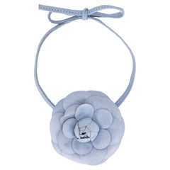 Collana Chanel a girocollo in pelle con fiori di camelia