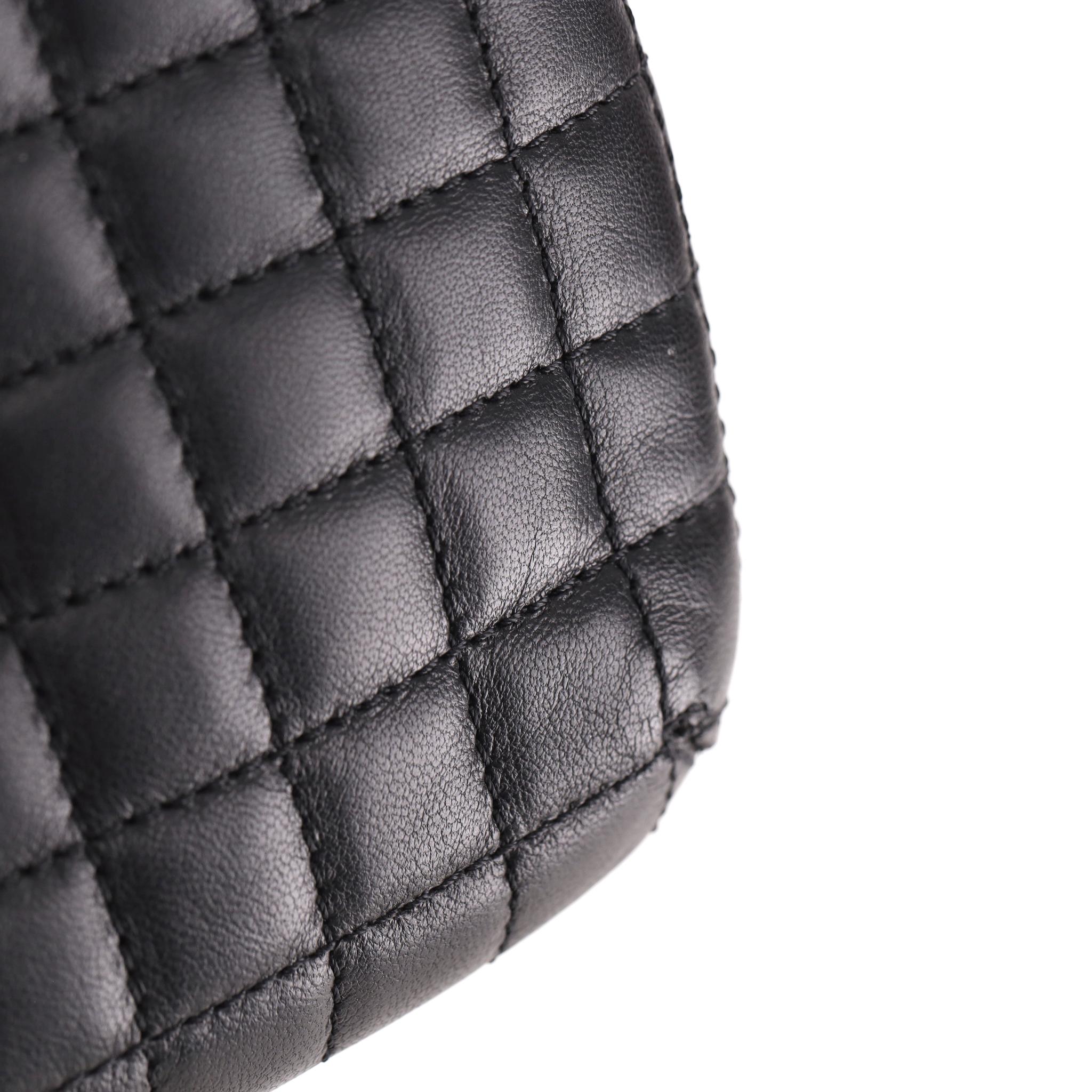 Chanel Kamelienblüte, Nr. 5 & 'CC' Logo Leder Clutch Tasche an einer Kette im Angebot 7