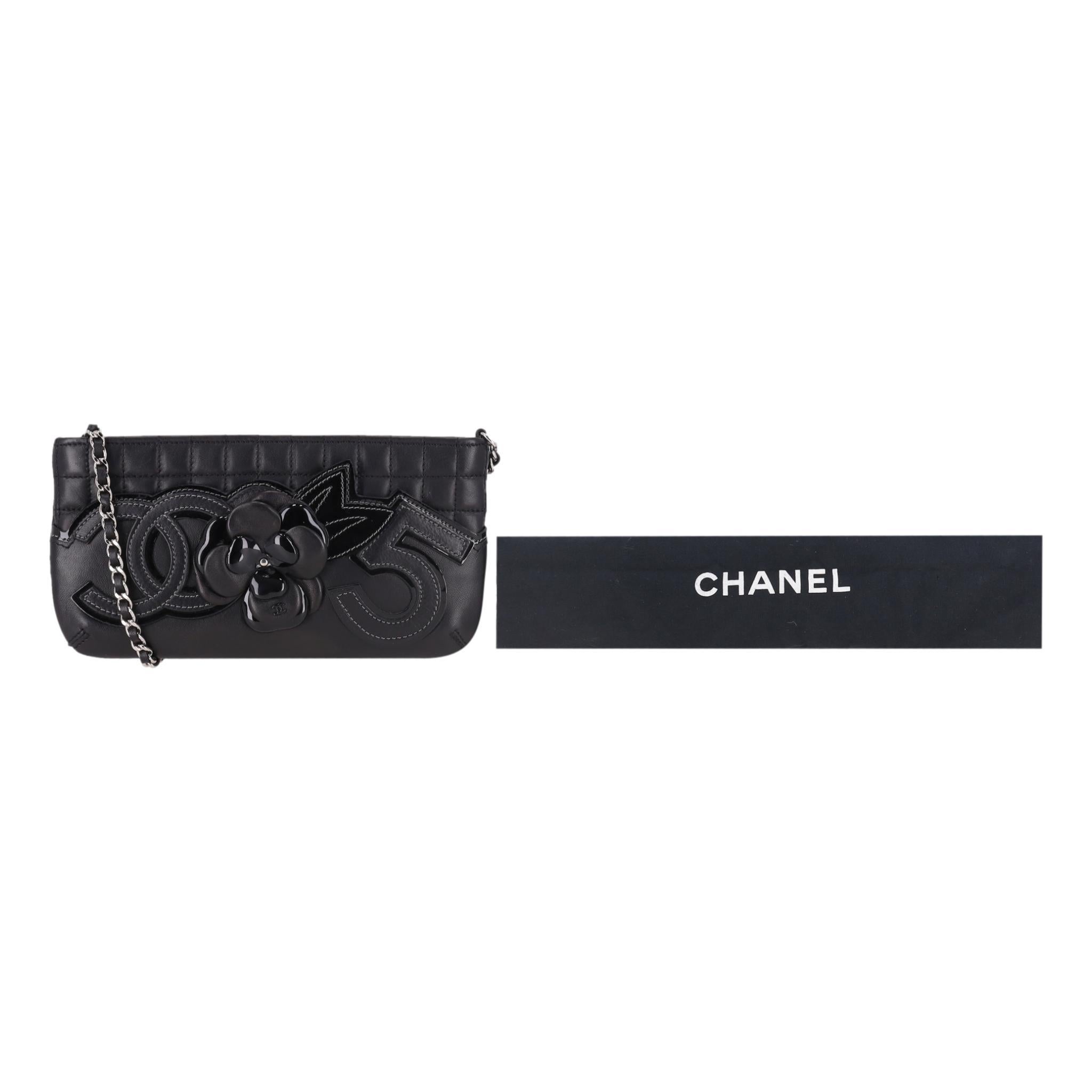 Chanel Kamelienblüte, Nr. 5 & 'CC' Logo Leder Clutch Tasche an einer Kette (Schwarz) im Angebot