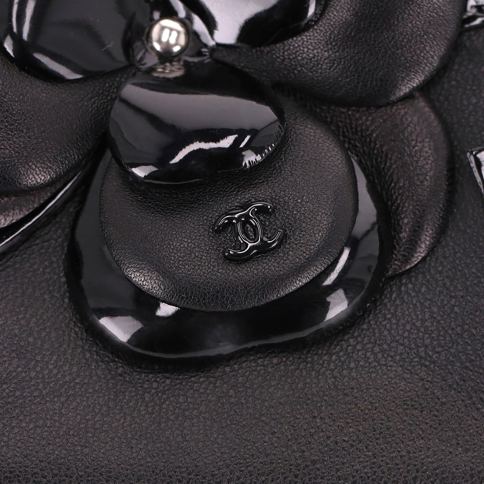 Chanel Kamelienblüte, Nr. 5 & 'CC' Logo Leder Clutch Tasche an einer Kette im Angebot 3