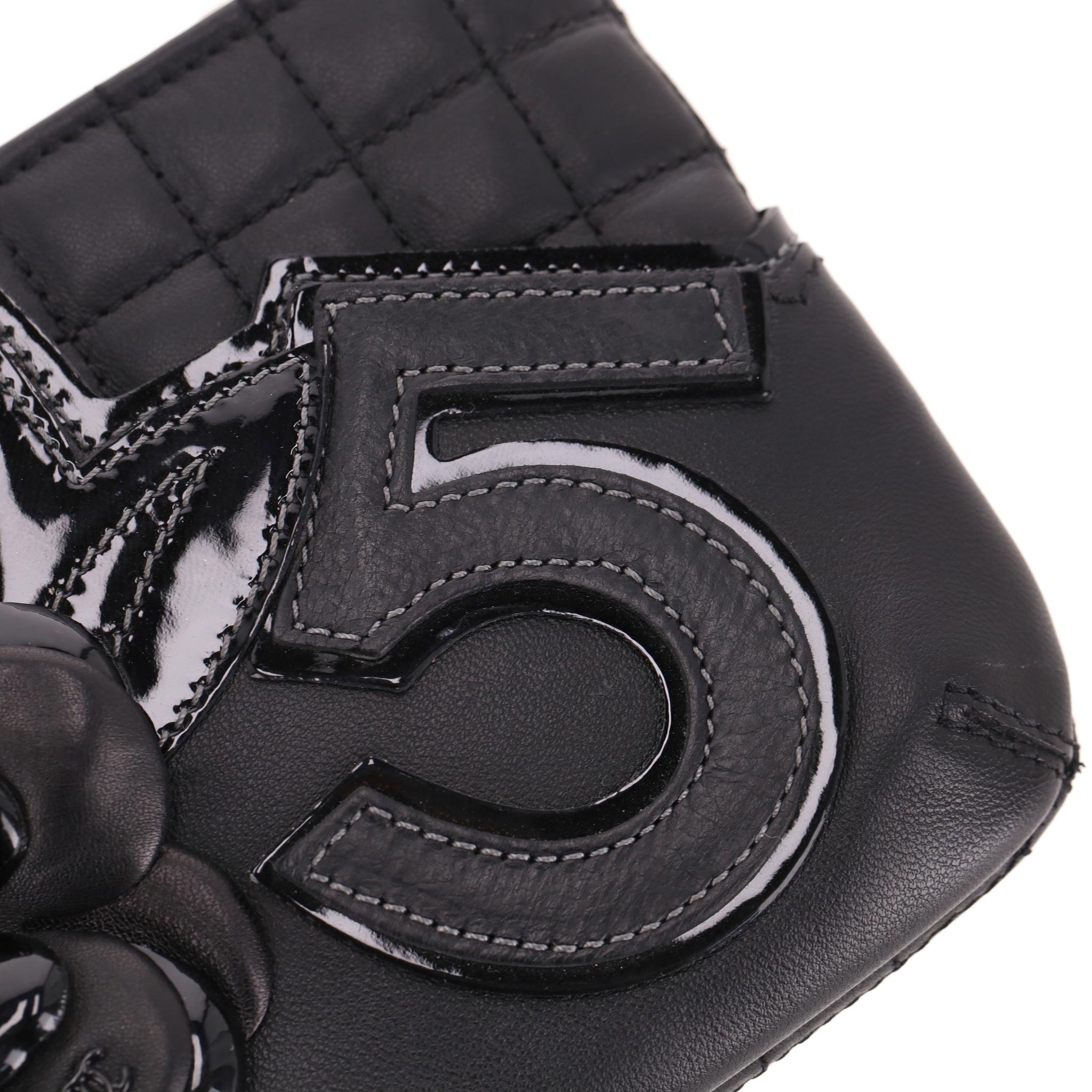 Chanel Kamelienblüte, Nr. 5 & 'CC' Logo Leder Clutch Tasche an einer Kette im Angebot 4