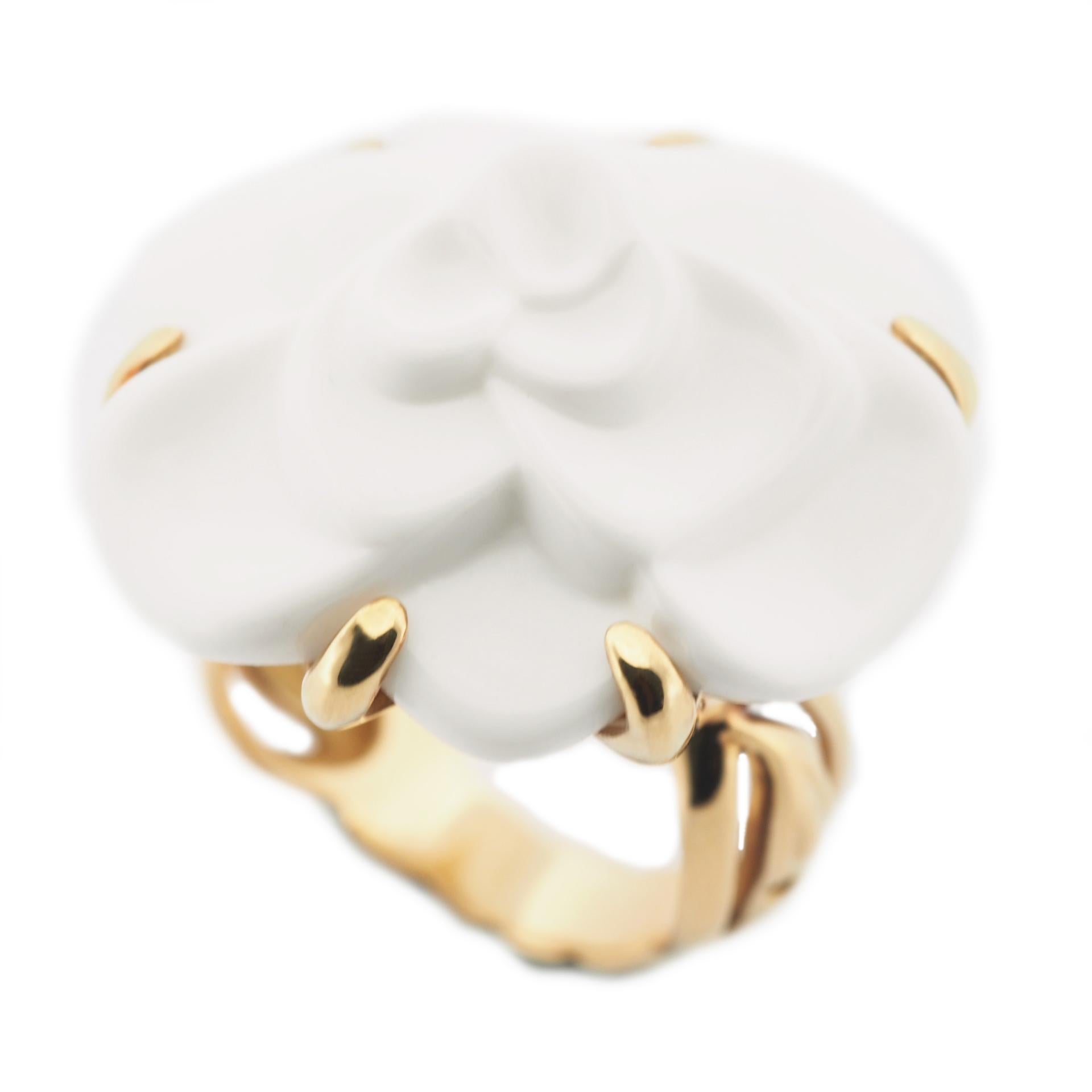 Item: Authentic Chanel Fine Jewelry Camelia Ring
Stones: Whiet Chalcedony
Metal: 18K Yellow Gold
Ring Size: 51 US SIZE 5.5 UK SIZE K 1/2
Internal Diameter:  16.15 mm
Measurement:  4 - 24 mm Width
Weight:  14.0 Grams
Condition: Used