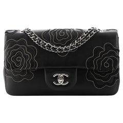 Chanel Camellia Follies Klappentasche aus besticktem Lammfell Medium