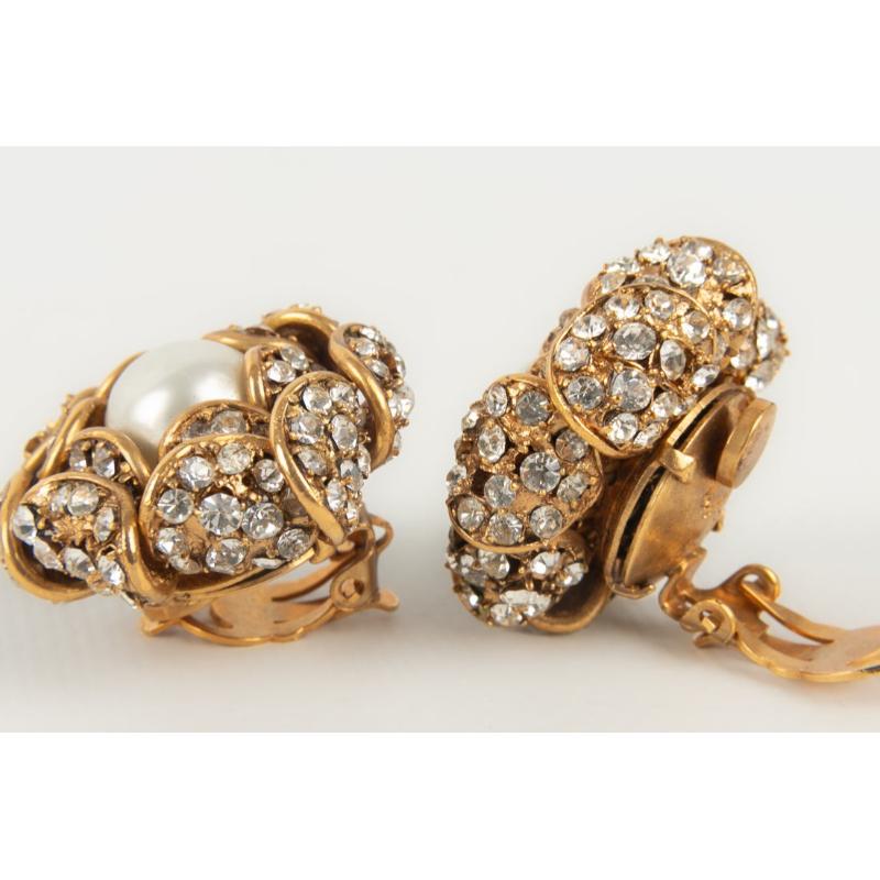 Chanel Kamelie Goldene Metall-Ohrclips im Zustand „Hervorragend“ im Angebot in SAINT-OUEN-SUR-SEINE, FR
