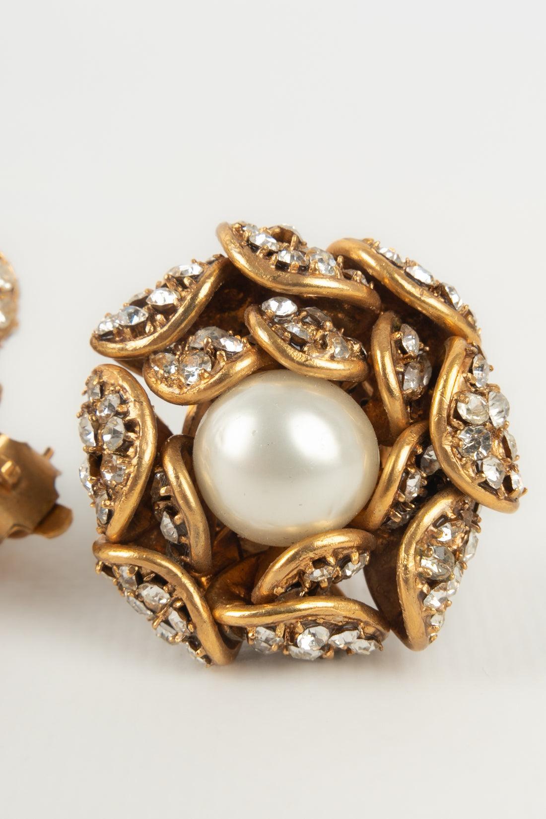 Chanel Camellia Golden Metal Clip-on Earrings In Excellent Condition For Sale In SAINT-OUEN-SUR-SEINE, FR