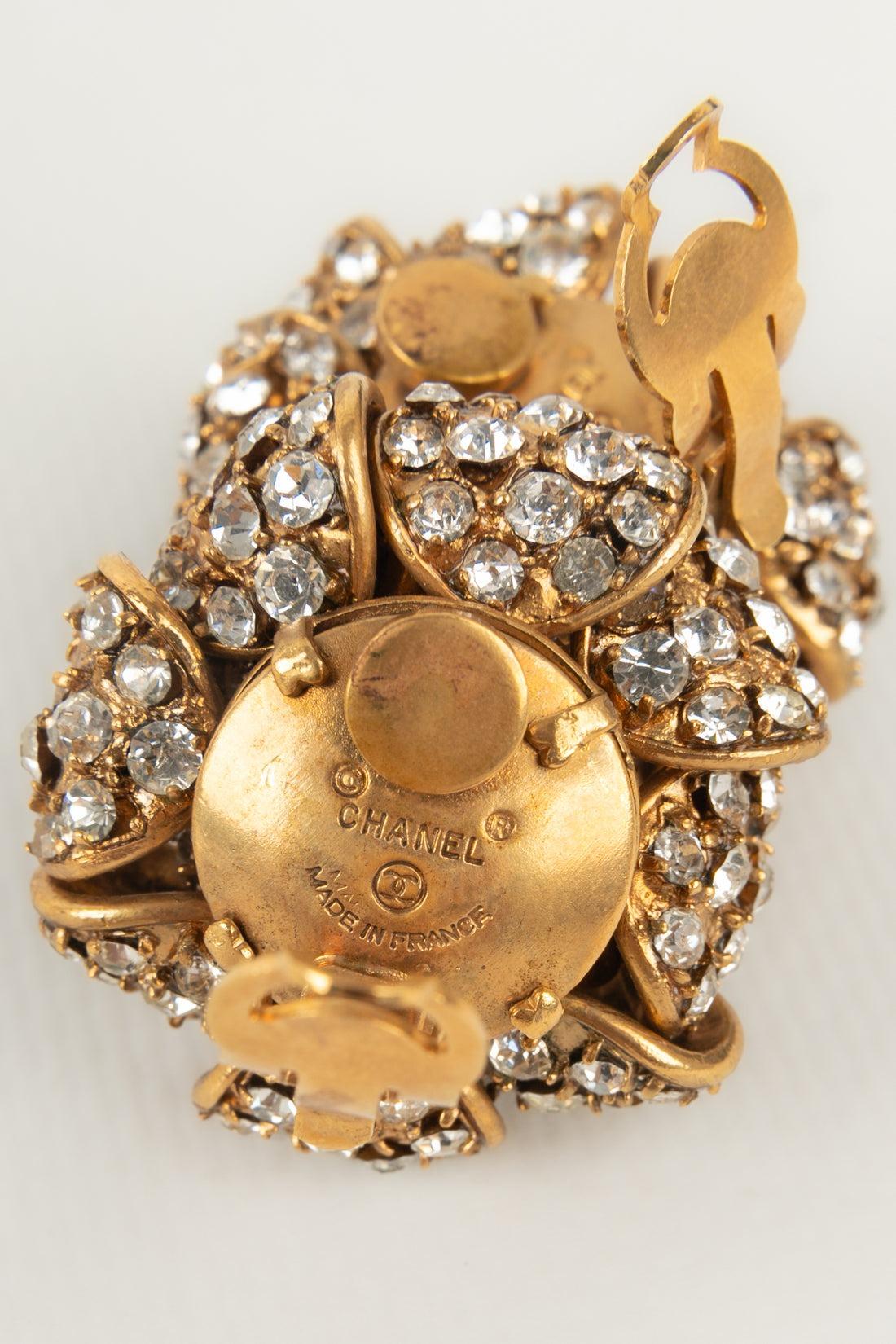 Chanel Kamelie Goldene Metall-Ohrclips im Angebot 1