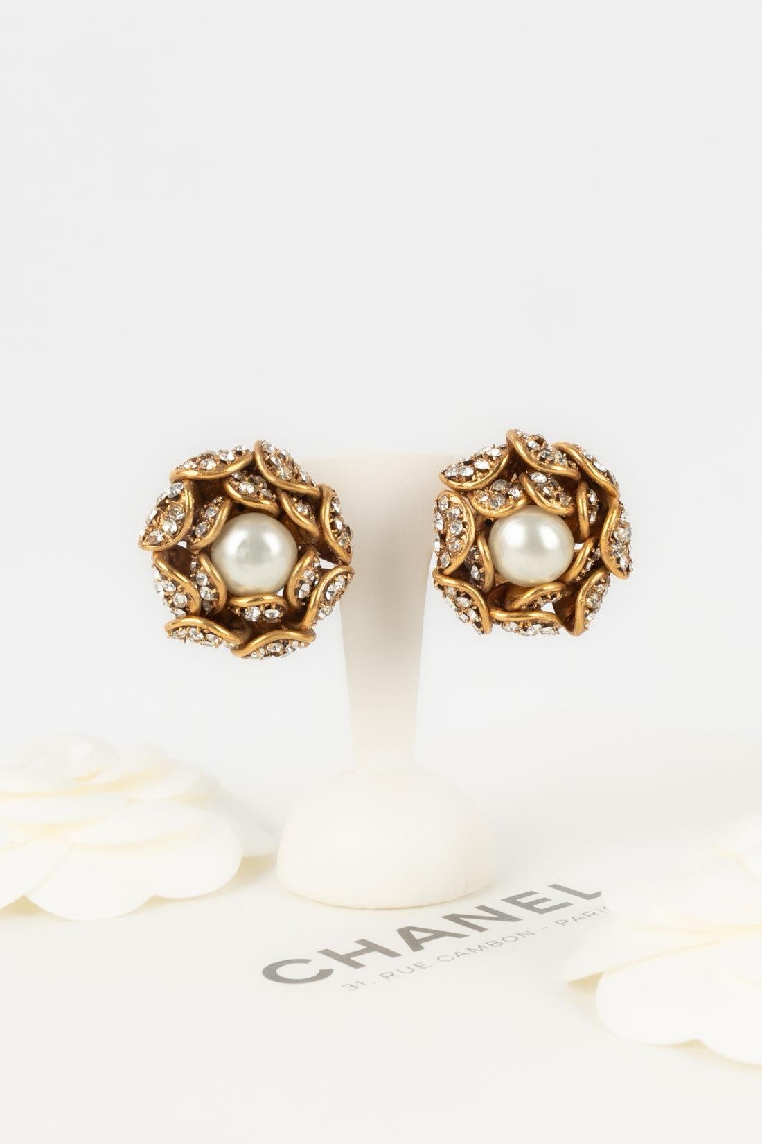 Chanel Camellia Golden Metal Clip-on Earrings For Sale 2