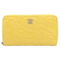 Chanel Kamelie Lammfell Zip um lange Brieftasche gelb