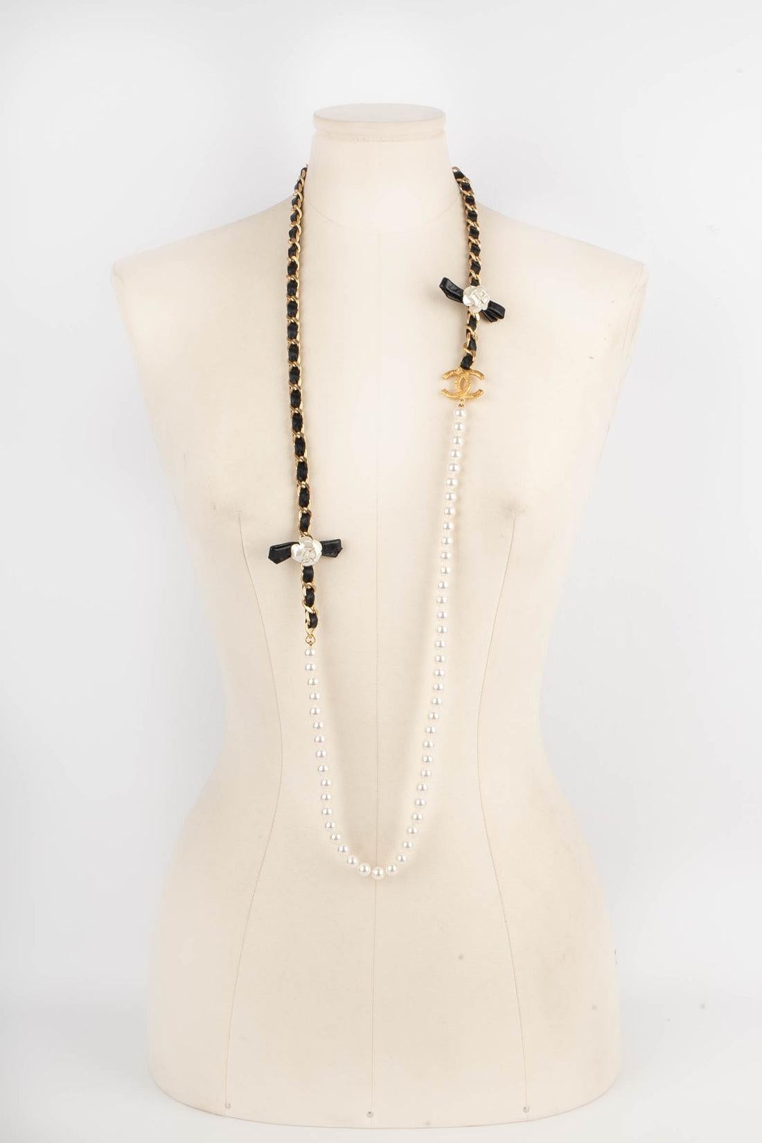 Chanel  - (Made in France) Long golden metal necklace with leather and costume pearls. 2020 Artistic Profession Collection.

Additional information:
Condition: Very good condition
Dimensions: Length: 114 cm
Period: 21st Century

Seller Reference: