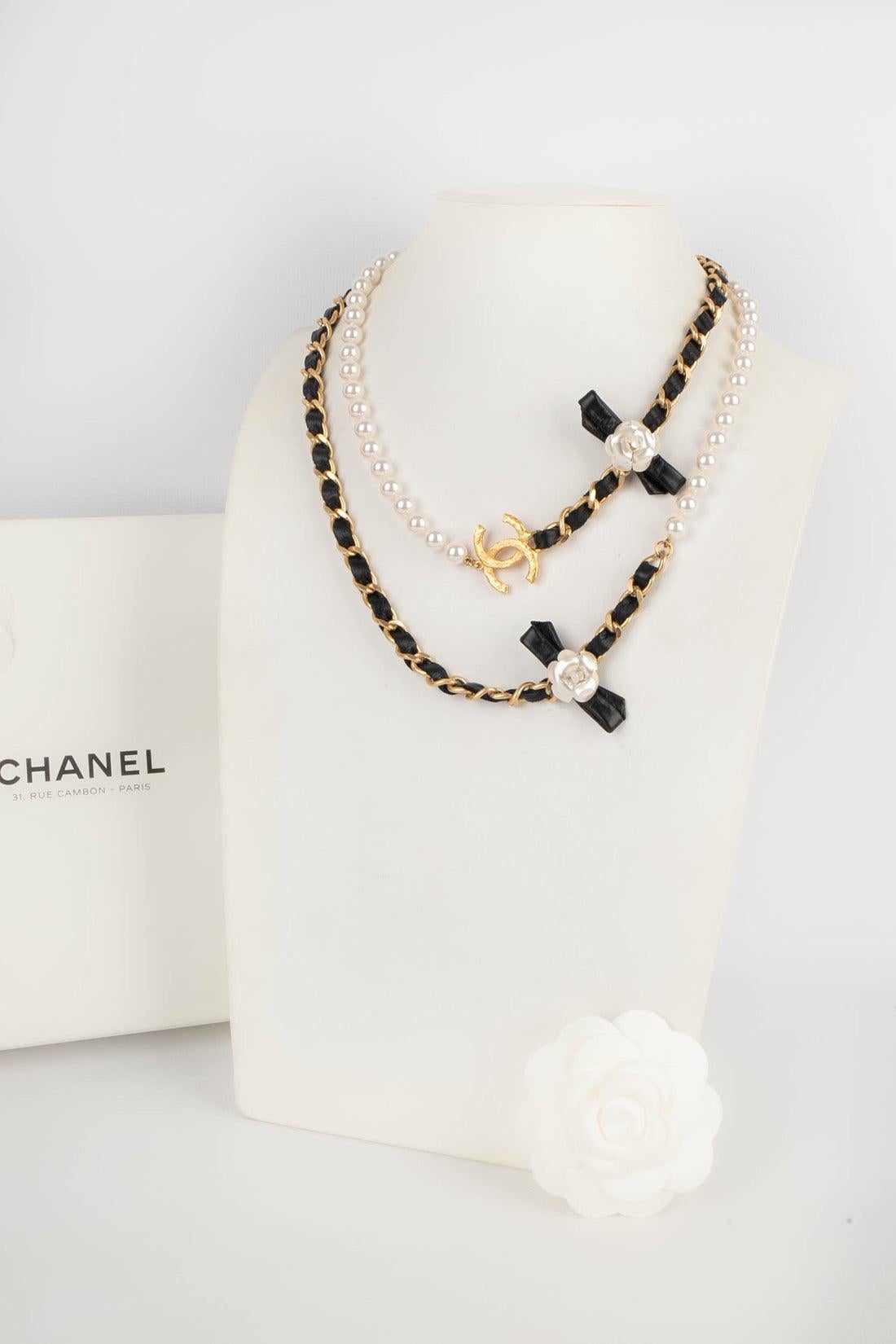 Chanel Camellia Long Necklace, 2020 In Excellent Condition In SAINT-OUEN-SUR-SEINE, FR