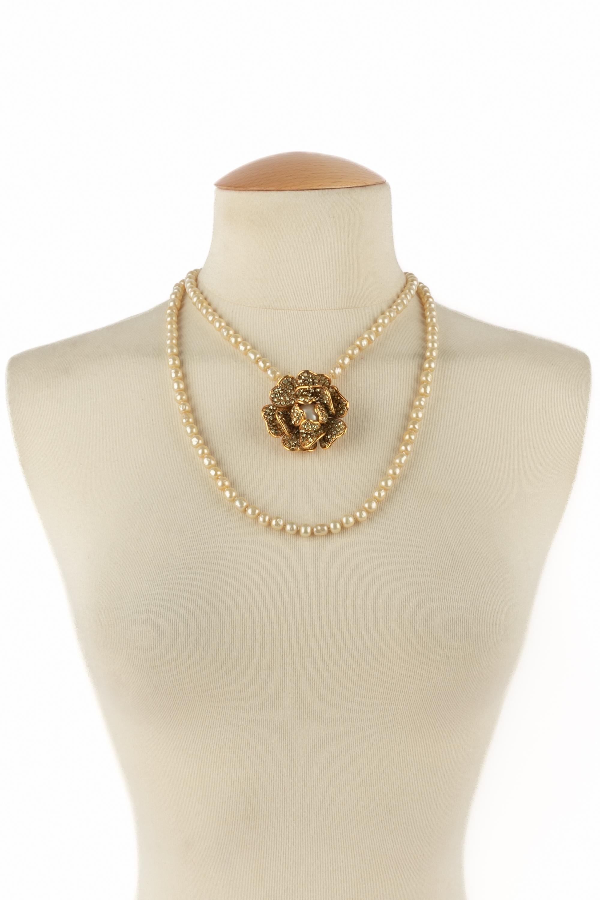 Collana di camelie Chanel anni '80 In condizioni ottime in vendita a SAINT-OUEN-SUR-SEINE, FR