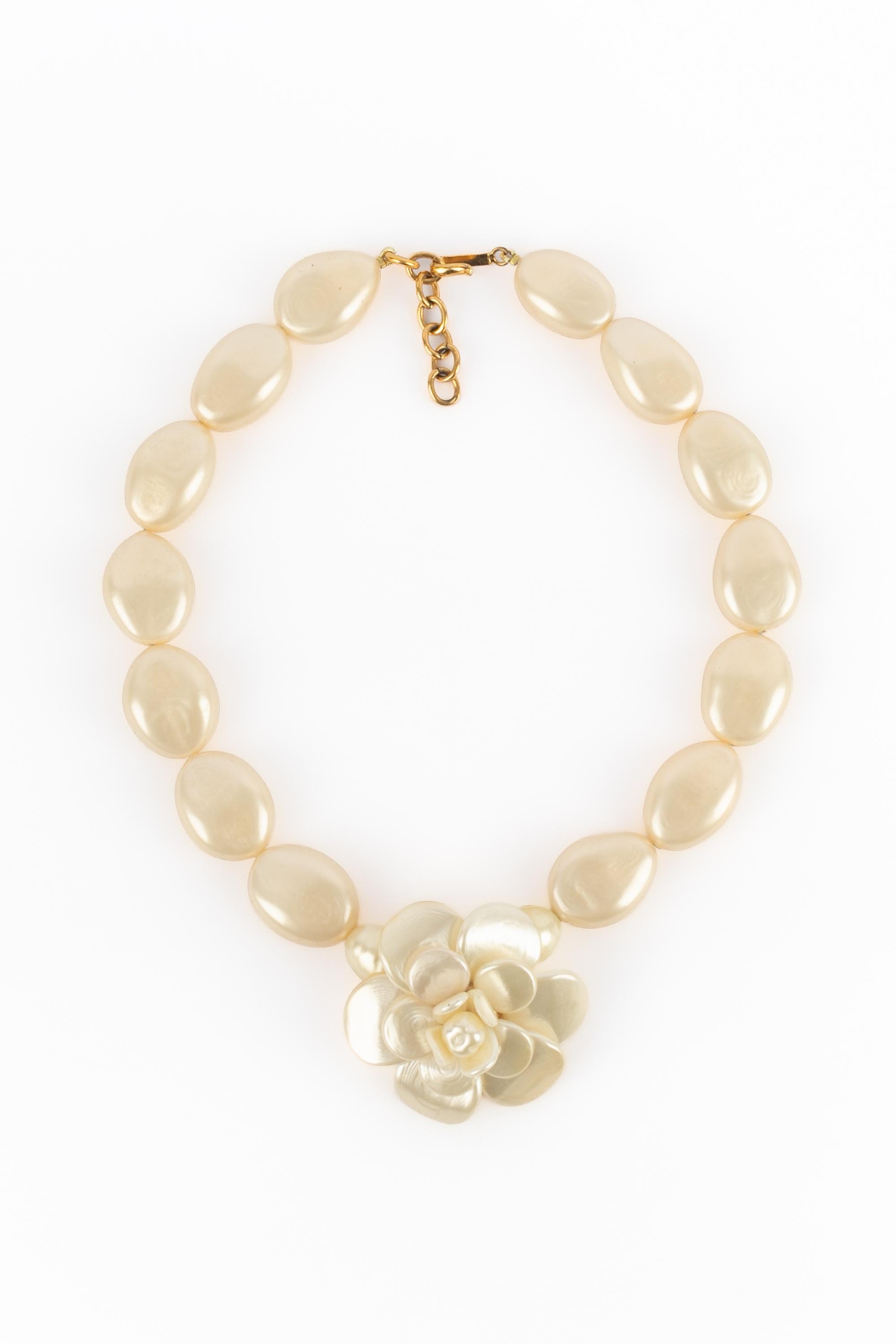 Chanel - (Made in France) Collana corta di perle con medaglione a forma di camelia. Collezione Autunno-Inverno 1998 sotto la direzione artistica di Karl Lagerfeld.

Condizioni:
Ottime condizioni

Dimensioni:
Lunghezza: da 44 a 48 cm

SKU:CB157