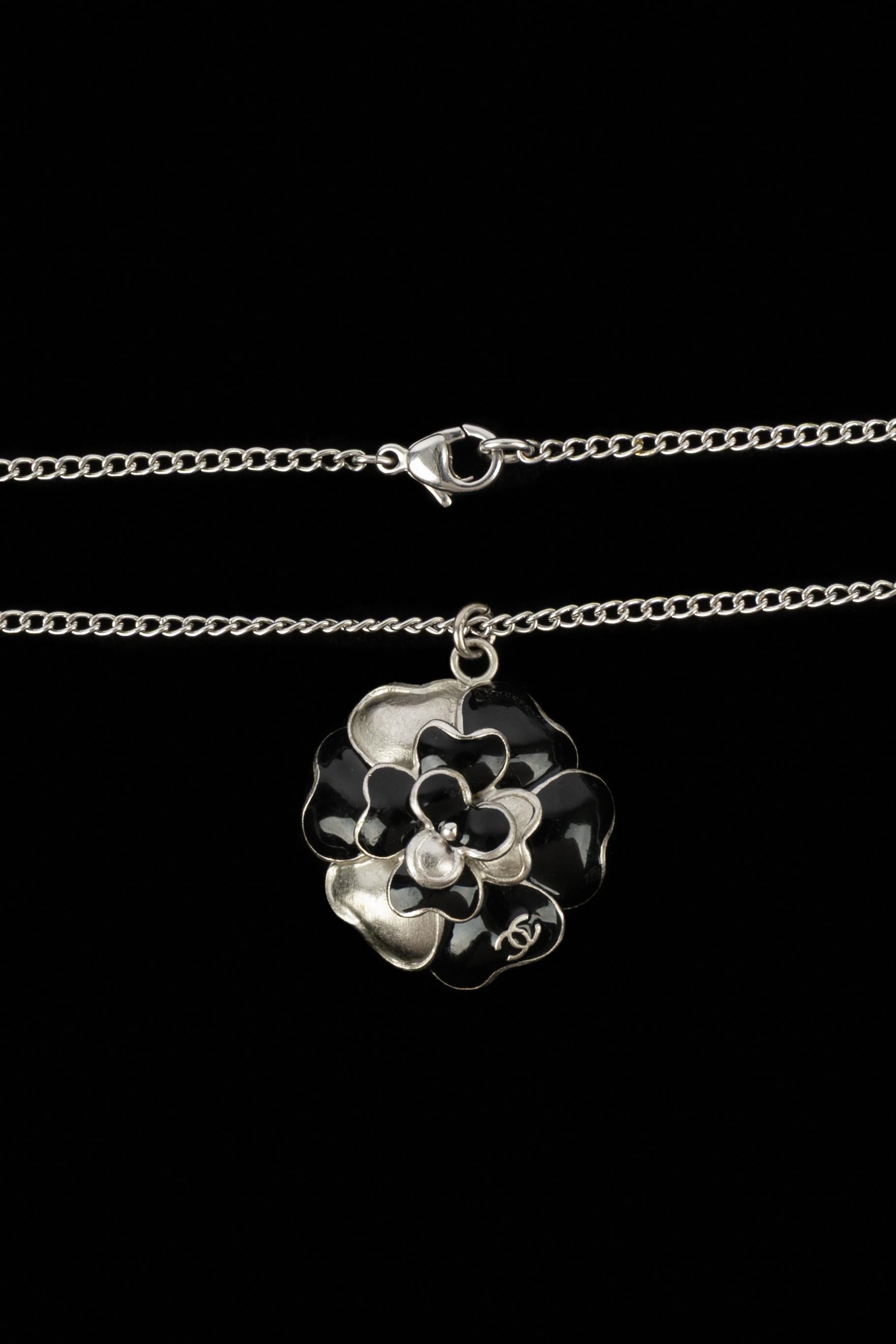 Chanel collana di camelie 2007 in vendita 1