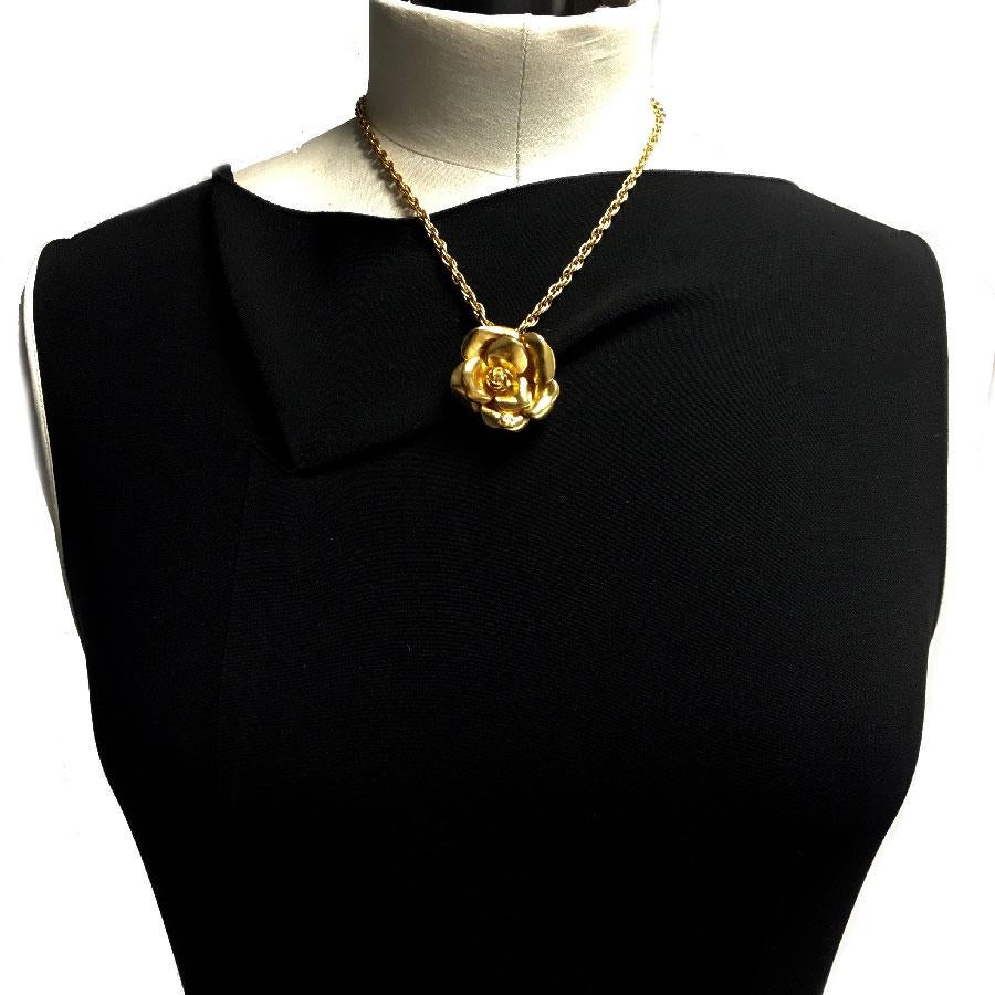Chanel gold camellia necklace

Fine Chanel necklace in gilt metal embellished with a camellia pendant in gilded metal also. 
Its clasp is a hook clasp.

It is a necklace in very good condition. 
On the hook clasp we can note that the gilding is
