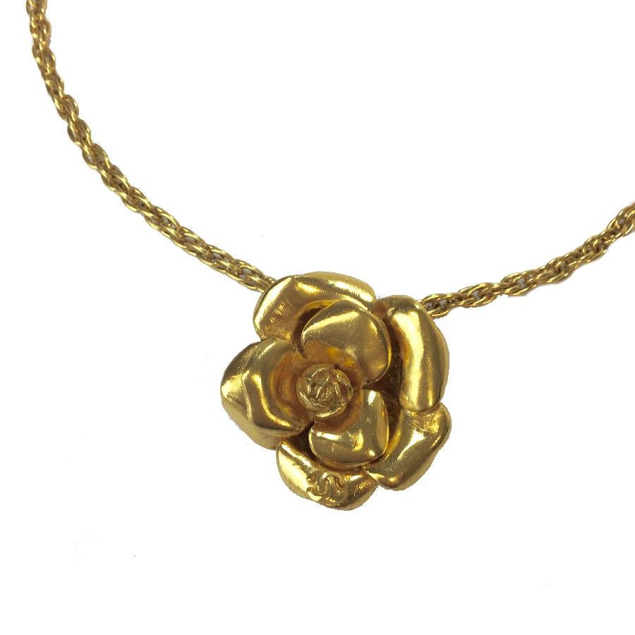 CHANEL Camellia Necklace in Gilt Metal In Good Condition In Paris, FR