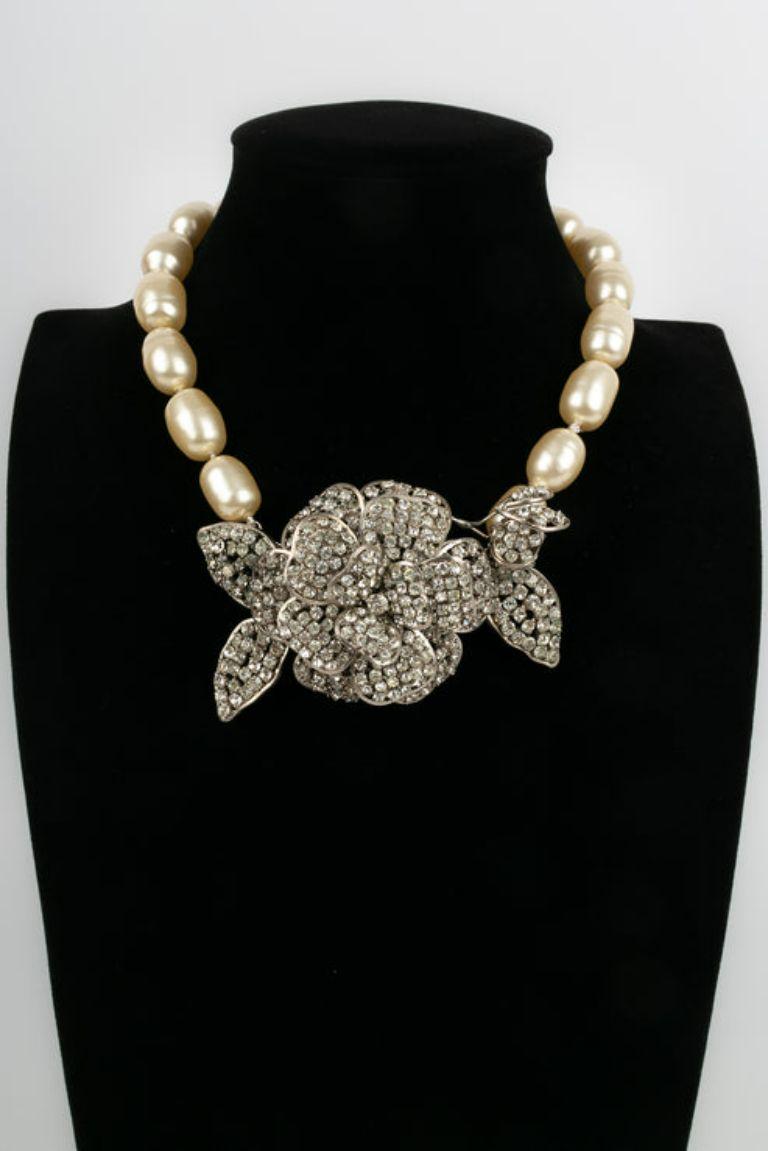 Chanel Camellia Necklace in Silver Plated Metal and Strass In Excellent Condition In SAINT-OUEN-SUR-SEINE, FR