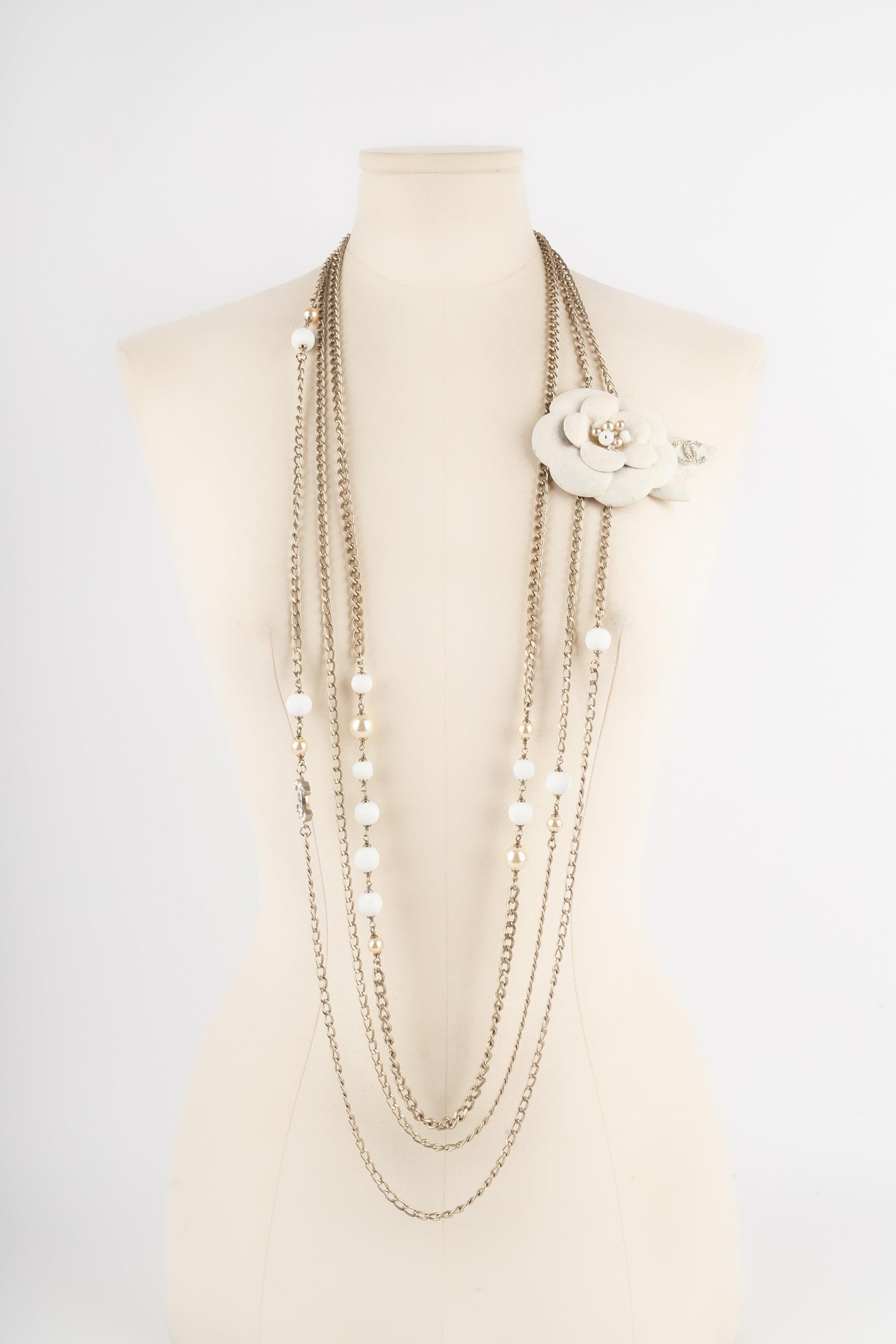 Chanel Camellia Necklace with Costume Pearls, 2005 In Good Condition In SAINT-OUEN-SUR-SEINE, FR