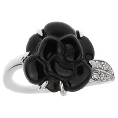 Bague cocktail Chanel Camélia en or blanc 18 carats, onyx et diamants