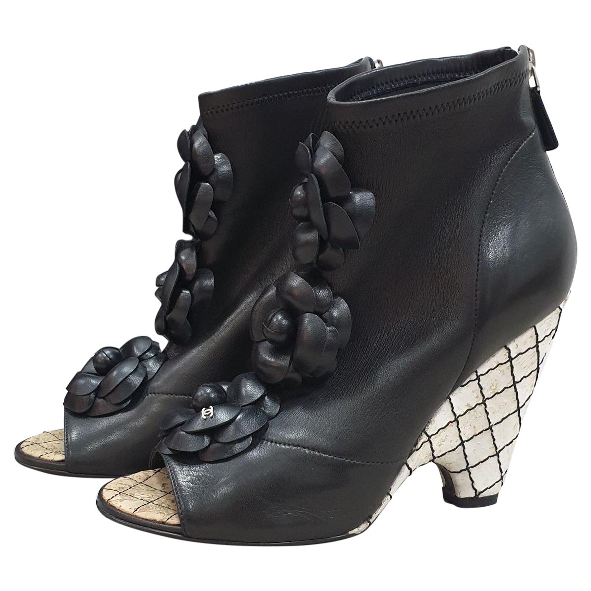 Chanel Bottines à bout ouvert camélia