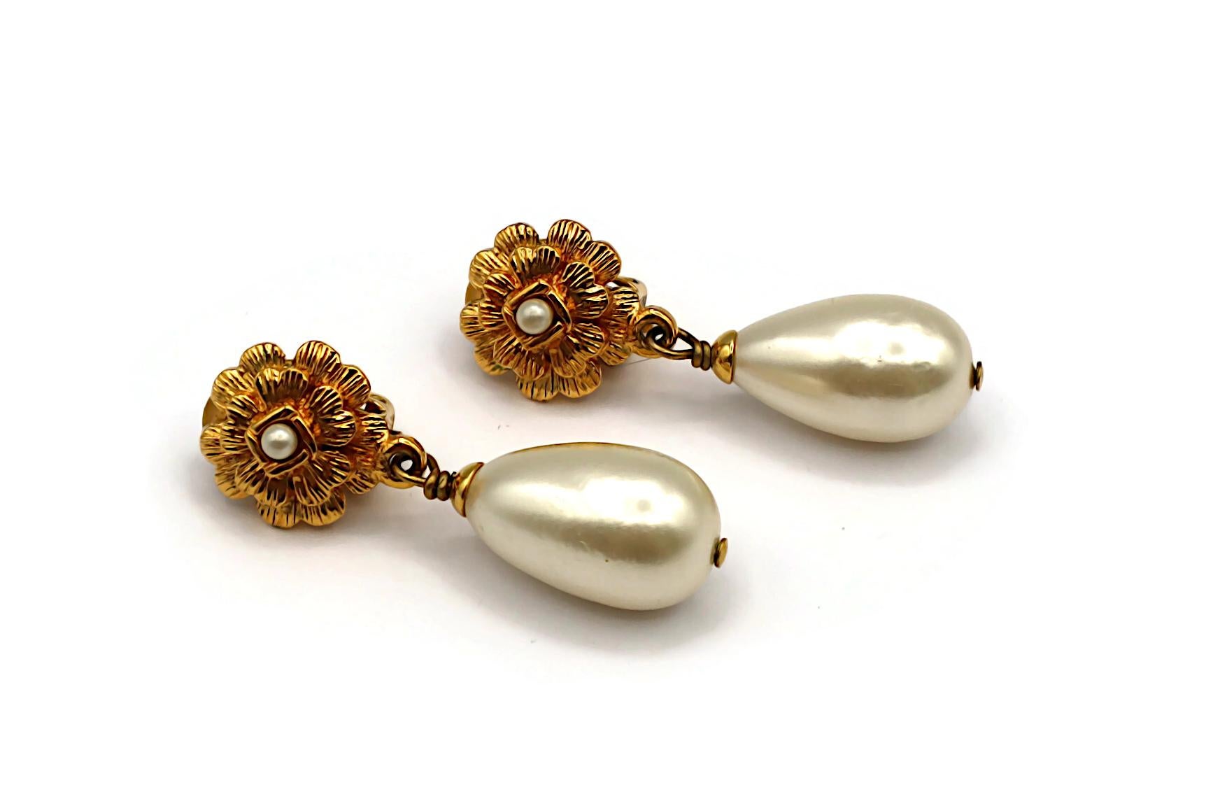 CHANEL Camellia Pearl Dangle Earrings, Fall 1995 In Good Condition For Sale In Nice, FR