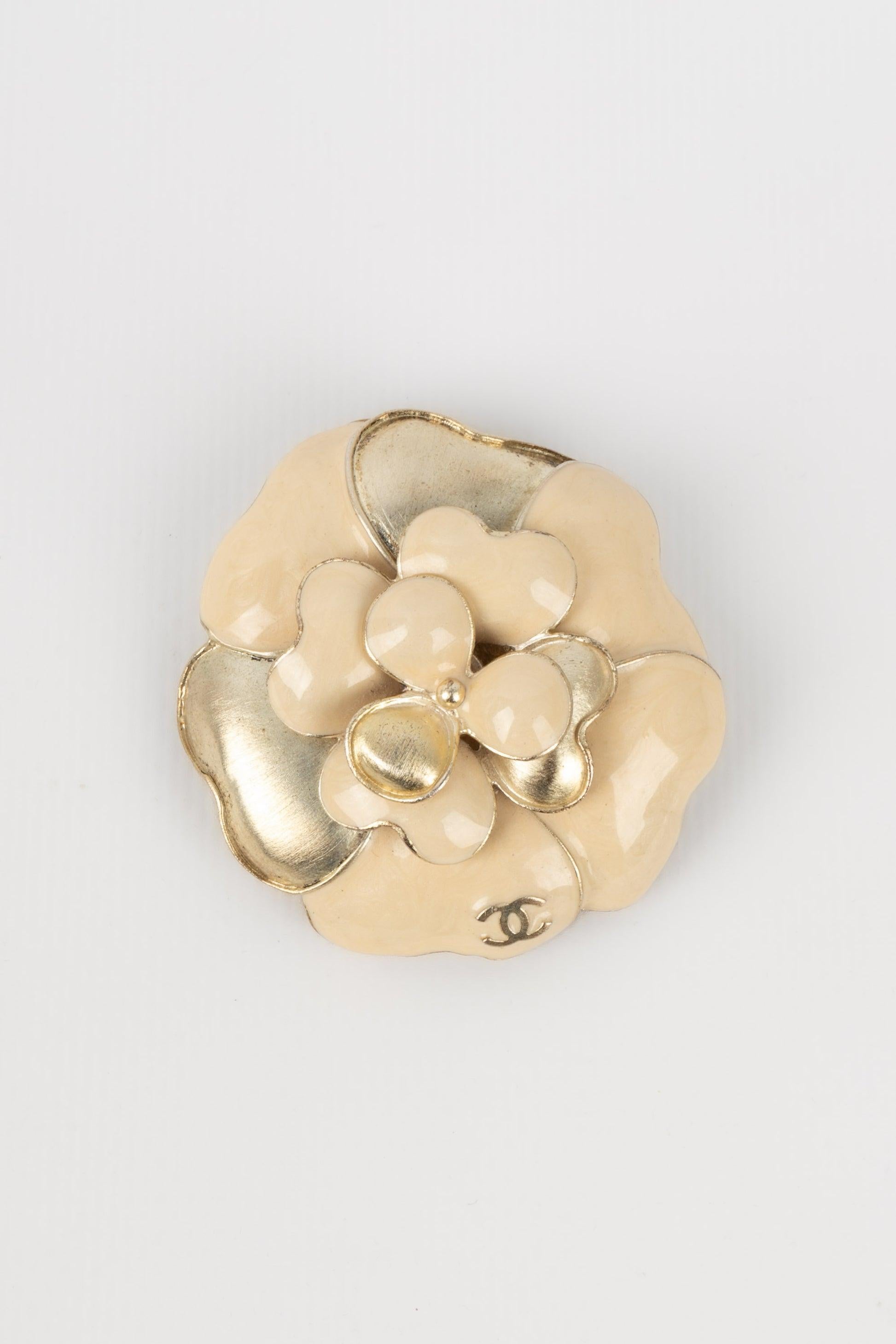 Chanel -(Made in France) Camellia pendant brooch in golden metal and beige enamel. Spring-Summer 2007 Collection.

Additional information:
Condition: Very good condition
Dimensions: Height: 4.5 cm

Seller Reference: BRB177
