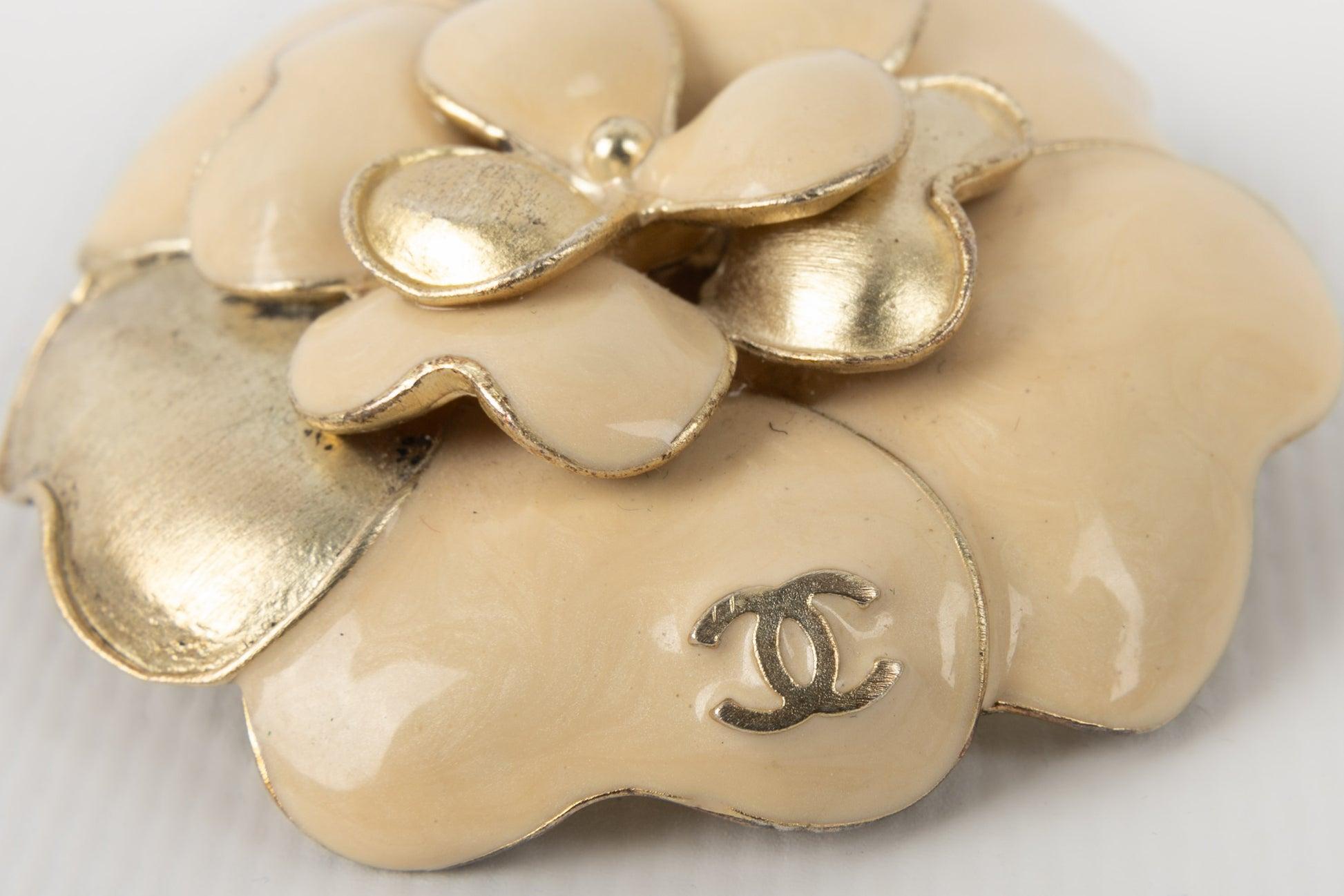 Women's Chanel Camellia Pendant Brooch in Golden Metal and Beige Enamel, 2007 For Sale
