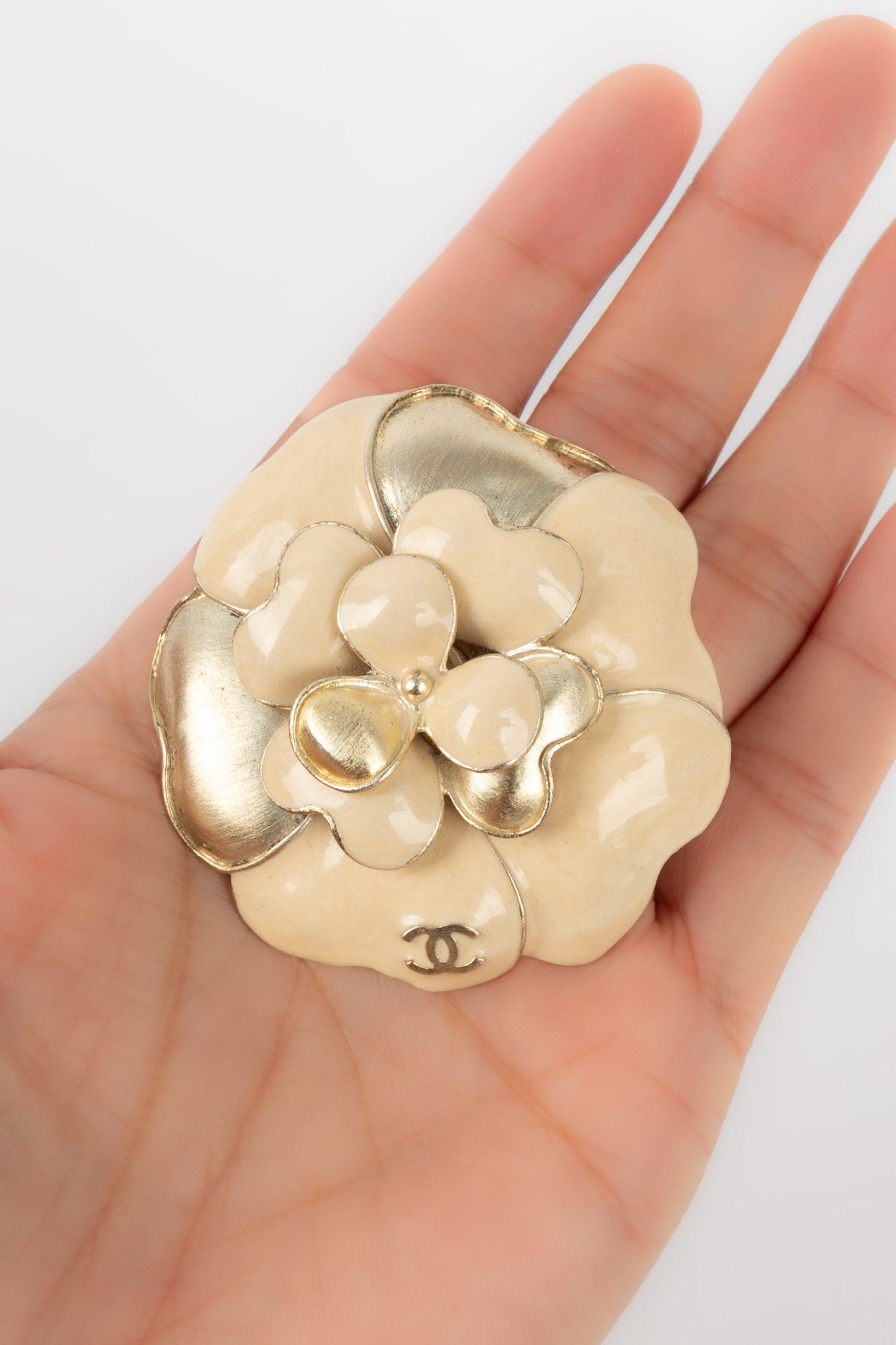 Chanel Camellia Pendant Brooch in Golden Metal and Beige Enamel, 2007 For Sale 2
