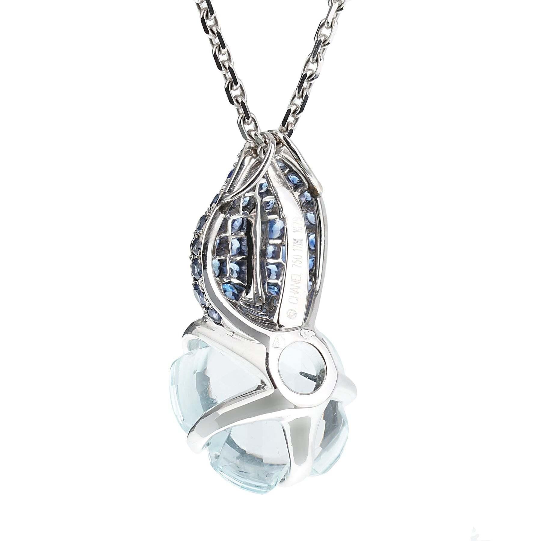 La collana Chanel Camellia è una creazione raffinata che incarna eleganza e femminilità. Il suo centro, un fiore di camelia delicatamente scolpito, è realizzato in acquamarina vibrante, con un petalo tempestato di zaffiri in oro bianco 18 carati che