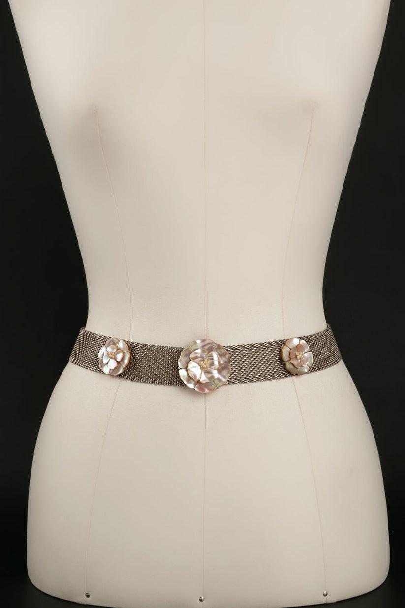 Chanel -(Made in France) Belt in silver plated metal decorated with camellias. Autumn - Winter 1998 collection.

Additional information: 
Dimensions: Length: 65 cm
Width: 3 cm
Condition: Very good condition
Seller Ref number: CCB91