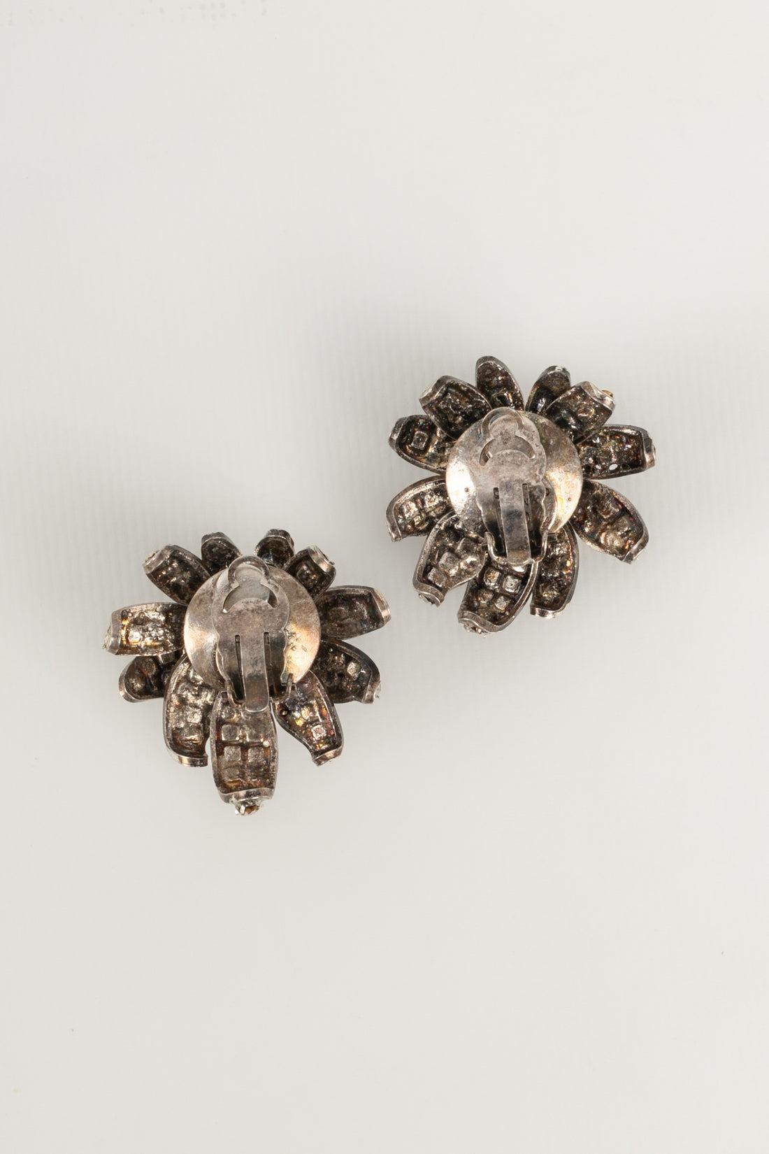 Chanel Camellia Silvery Metal Clip-on Earrings In Excellent Condition For Sale In SAINT-OUEN-SUR-SEINE, FR