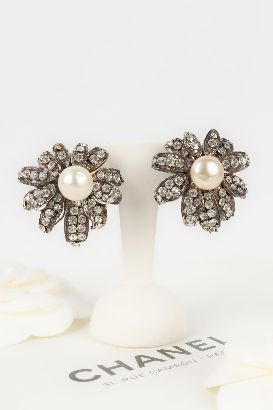 Chanel Camellia Silvery Metal Clip-on Earrings For Sale 3
