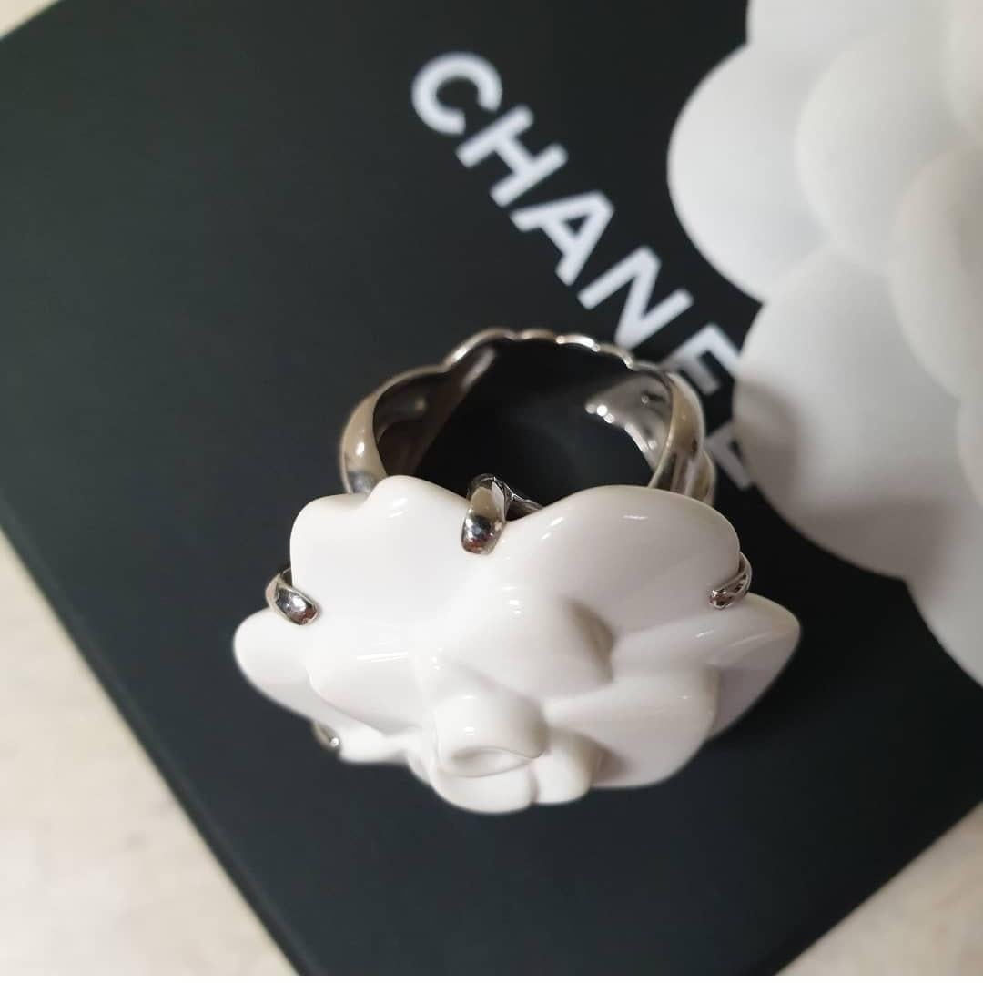 Chanel Camellia White Agate Gold Ring In Excellent Condition In Krakow, PL