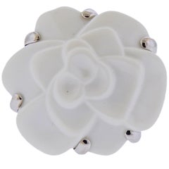 Chanel Bague Fleur Camélia en or et céramique blanche