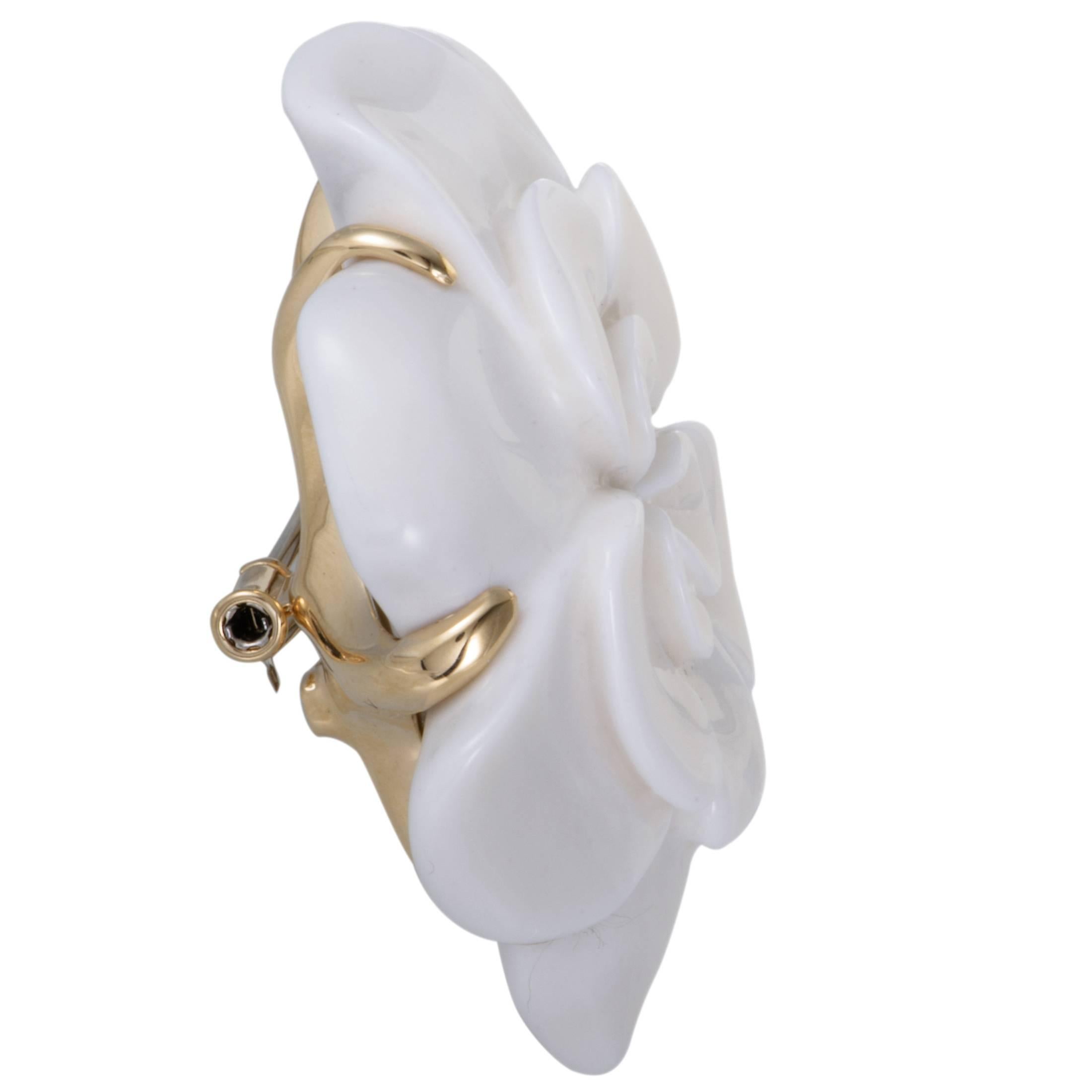 Gracefully designed in the shape of a majestic camellia, this precious brooch by Chanel is an elegant piece of accessory. Its aesthetic floral design is adorned in the classy polish of white onyx and shimmering 18K yellow gold.
Included Items: