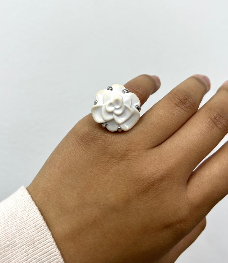 CHANEL ホワイトローズリング Chanel Camellia White Rose Gold Ring For Sale at 1stDibs | chanel