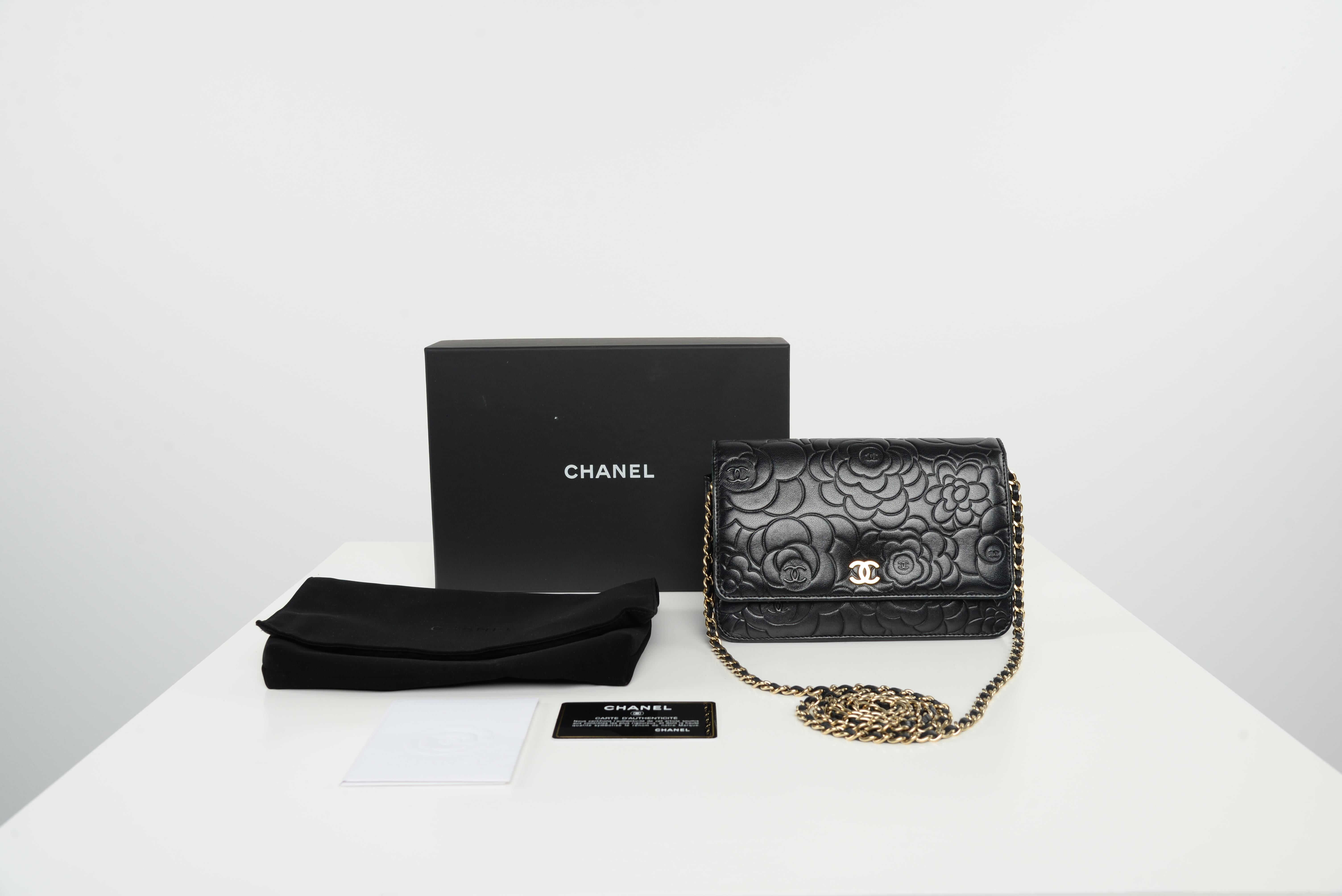 From the collection of SAVINETI we offer this Chanel Camellia WOC:
-	Brand: Chanel
-	Model: Camellia WOC
-	Year: 2015
-	Condition: Good
-	Materials: lambskin leather
-	Extras: Full-Set (authenticity card, box, dustbag & receipt)

We at SAVINETI sell