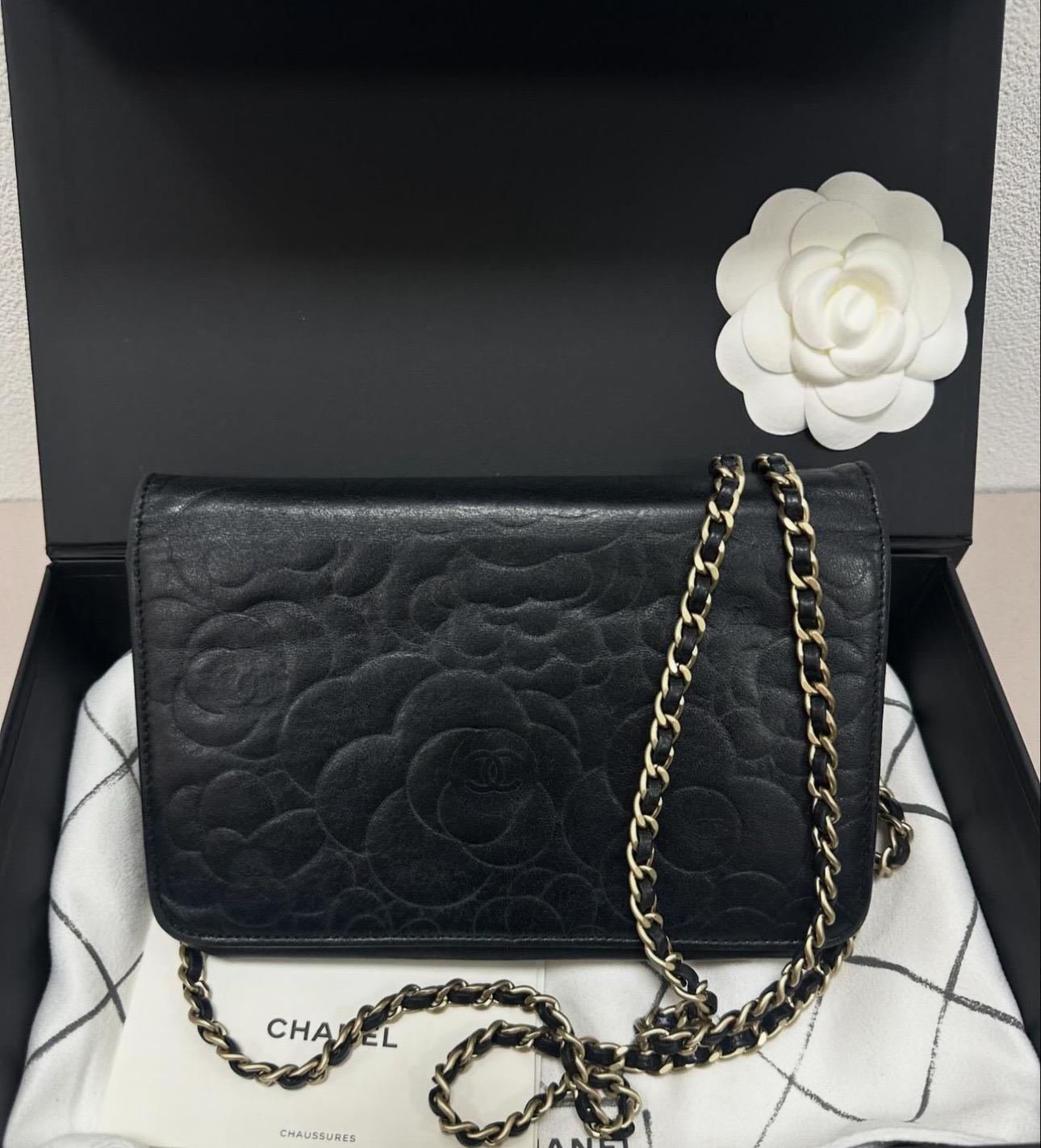 Chanel Camellia WOC Wallet On Chain Black Lambskin Leather  In Good Condition In Krakow, PL