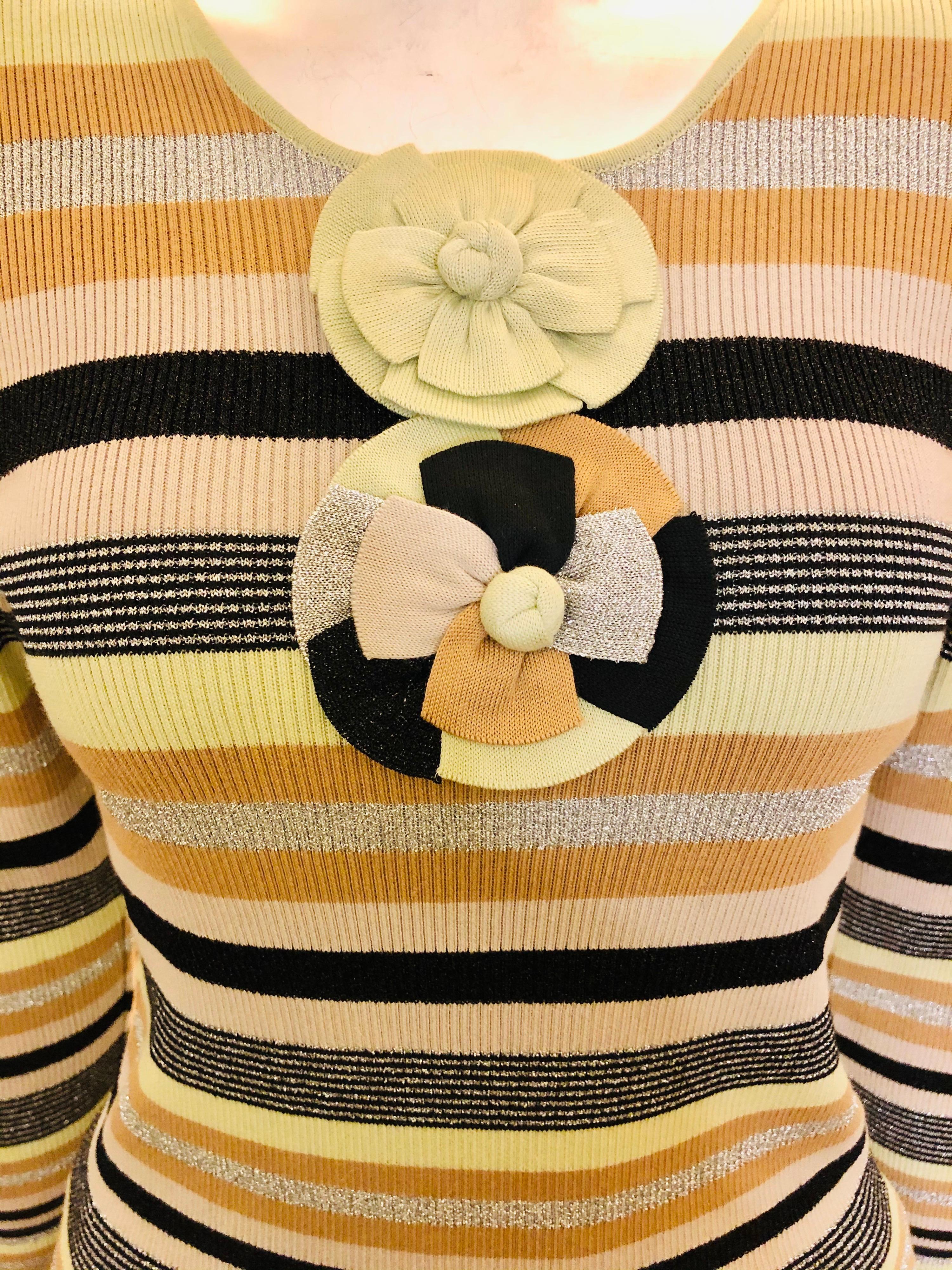 - Gestreiftes Oberteil von Chanel mit Kamelien aus der Kollektion Frühjahr/Sommer 2001. Mit grünen, braunen, silbernen, beigen, schwarzen Baumwoll- und Metallic-Stoffen. 

- Größe 44.

- In ausgezeichnetem Zustand.

- 70% Baumwolle.
  25% Viskose.
 