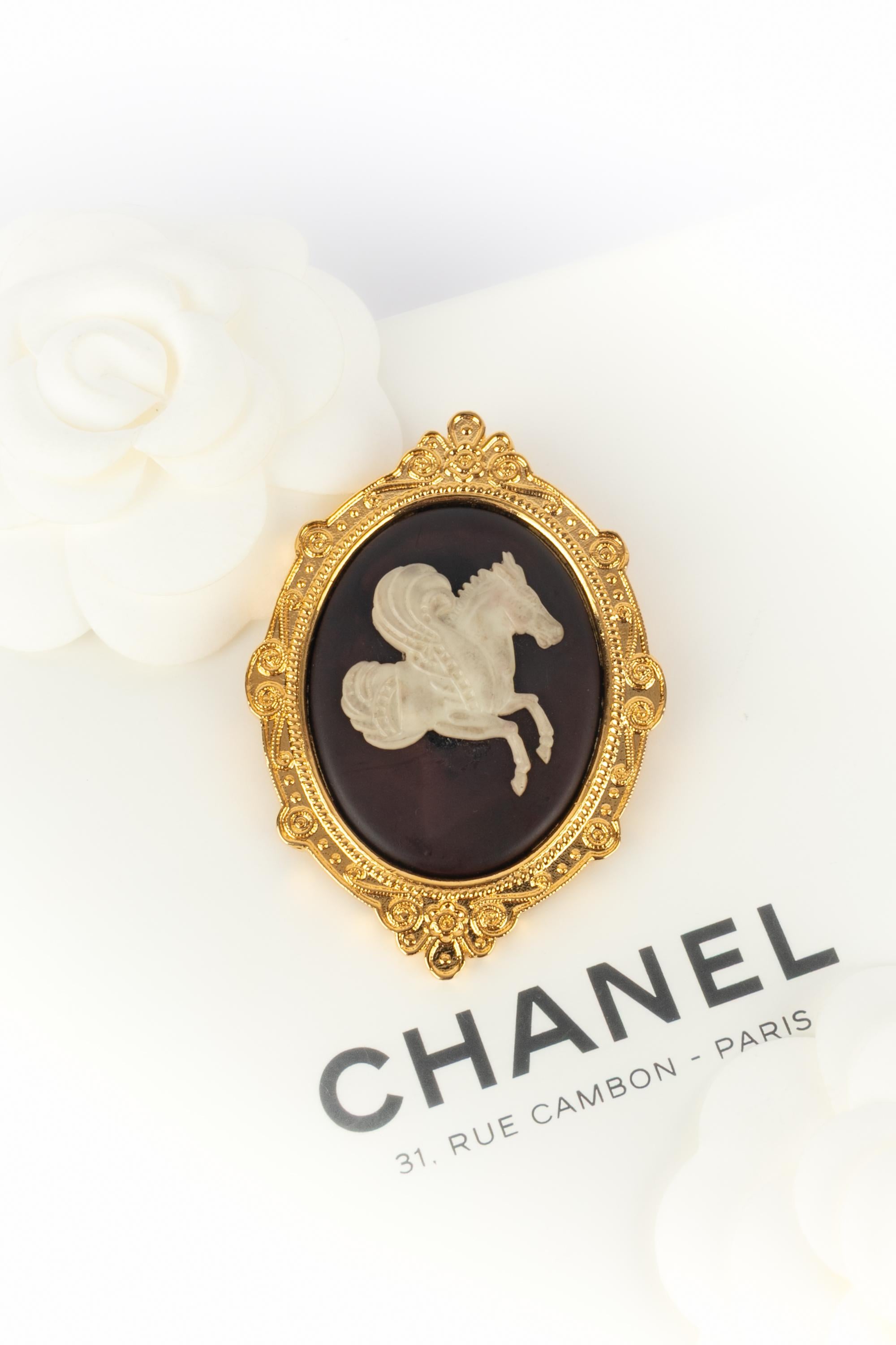 Chanel - (Made in France) Cammeo in metallo dorato con resina che rappresenta un cavallo alato. Una collezione del 1988 sotto la direzione artistica di Karl Lagerfeld.

Condizioni:
Ottime condizioni

Dimensioni:
5 cm x 7.5 cm

SKU:BRB15