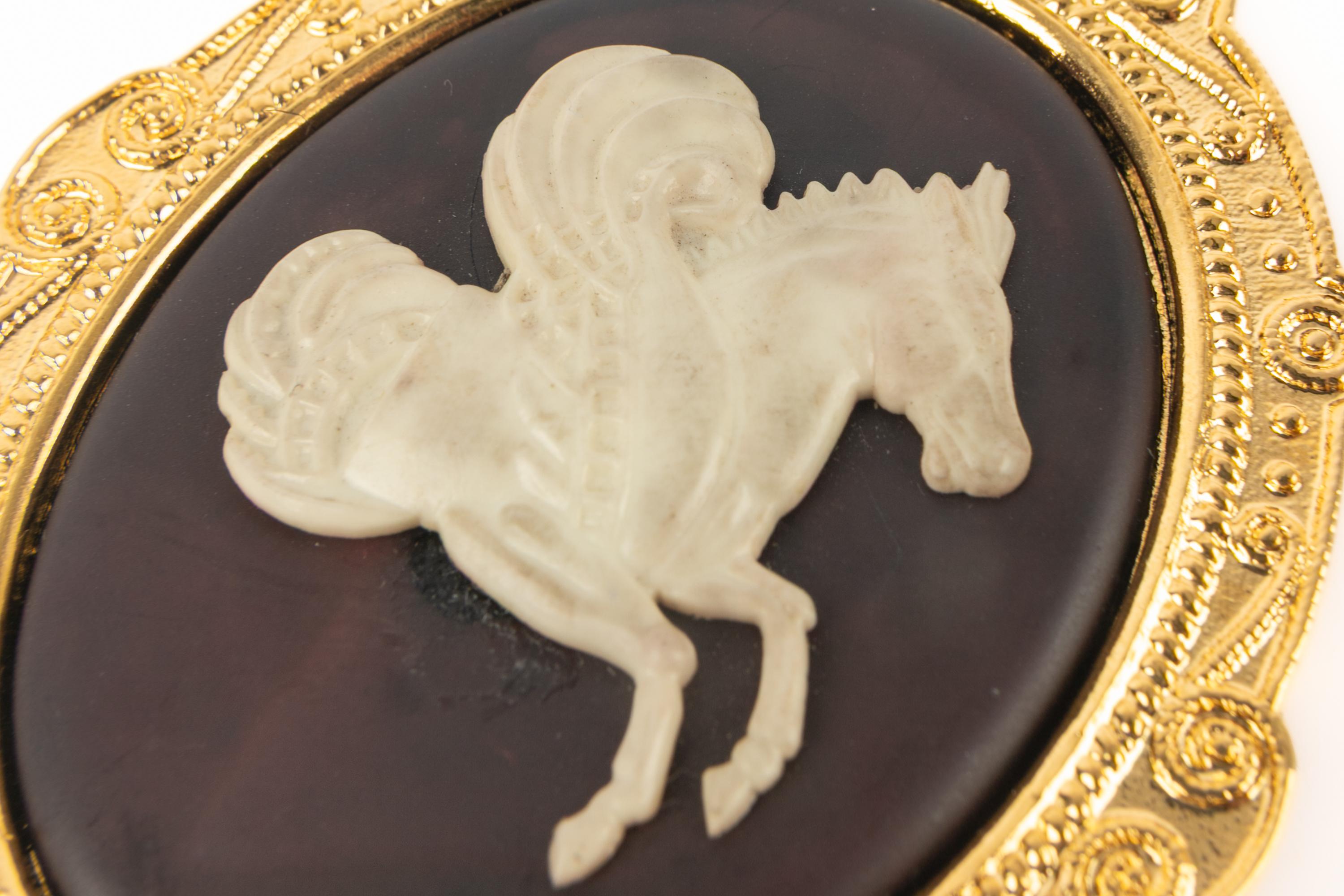 Spilla con cammeo Chanel 1988 in vendita 1