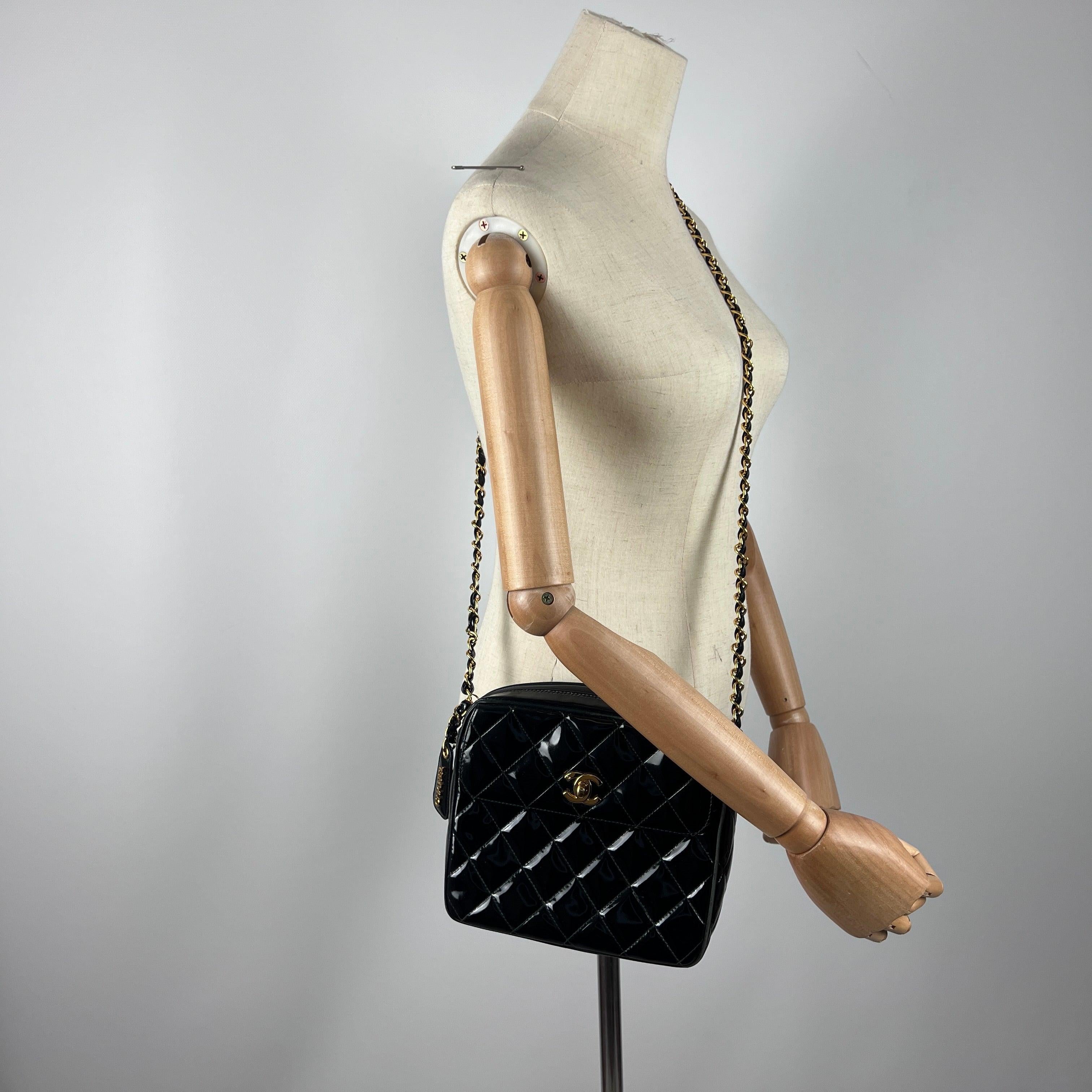 Noir Chanel - Sac à caméra - Cuir verni noir 1994-1996 en vente