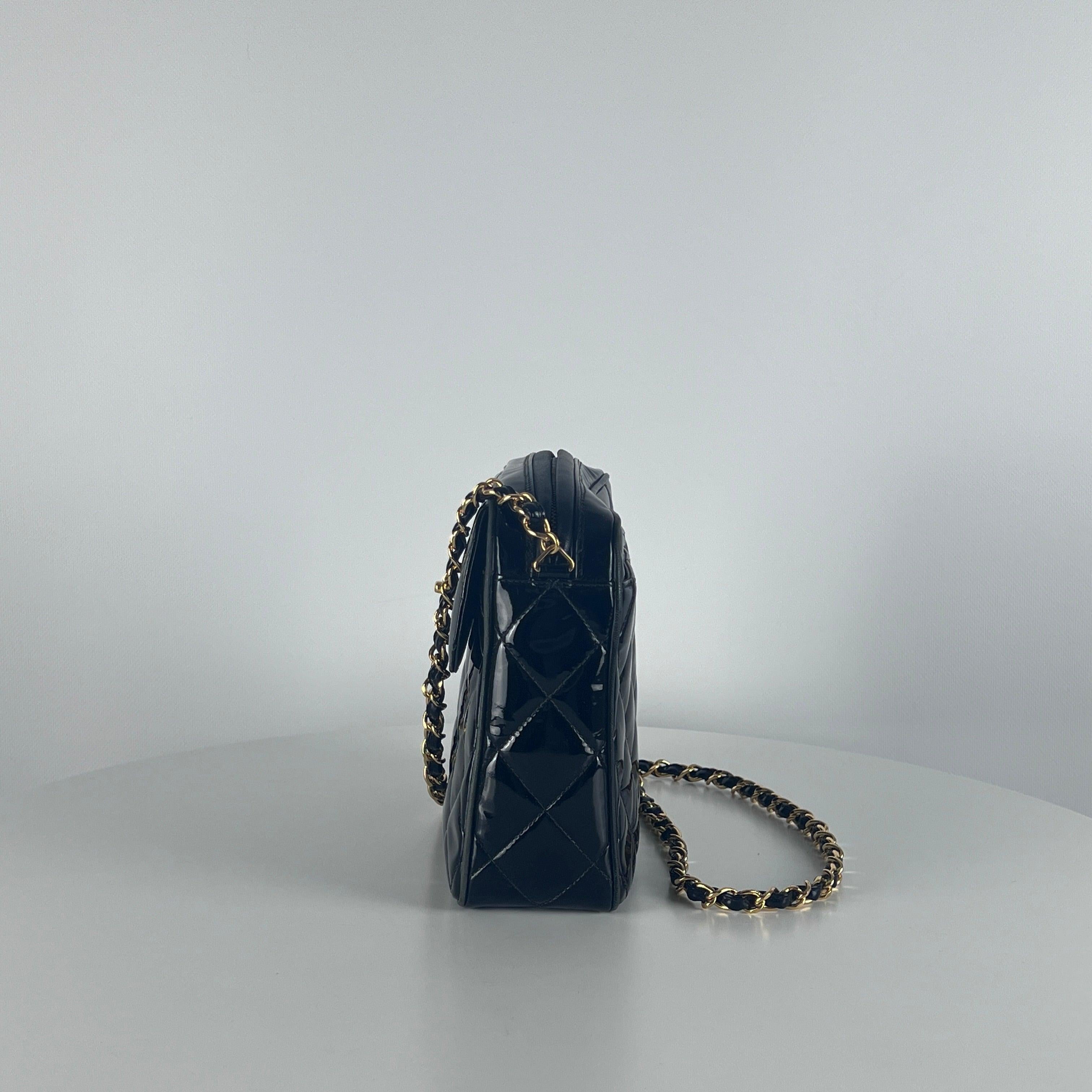 Chanel - Sac à caméra - Cuir verni noir 1994-1996 en vente 1