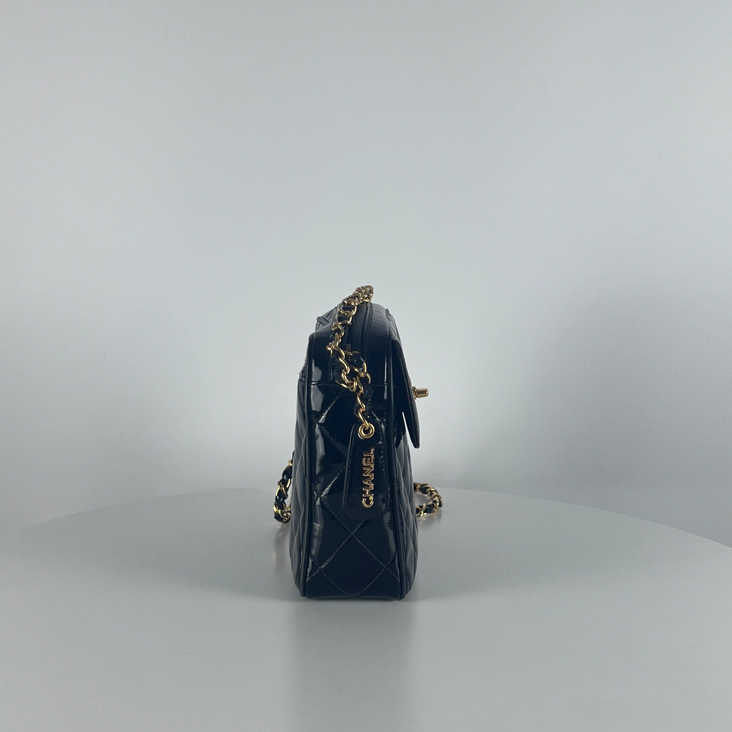 Chanel - Sac à caméra - Cuir verni noir 1994-1996 en vente 2