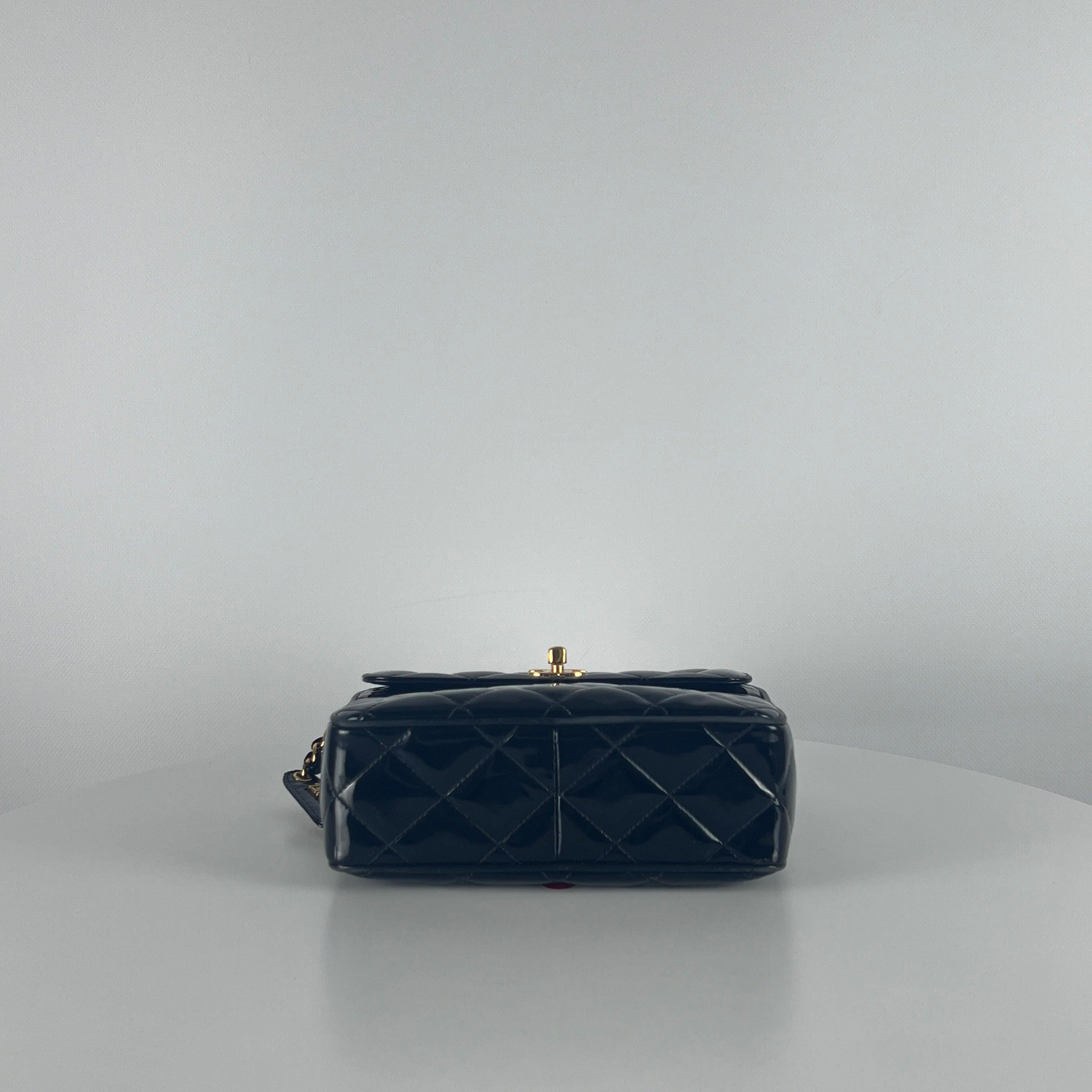 Chanel - Sac à caméra - Cuir verni noir 1994-1996 en vente 3