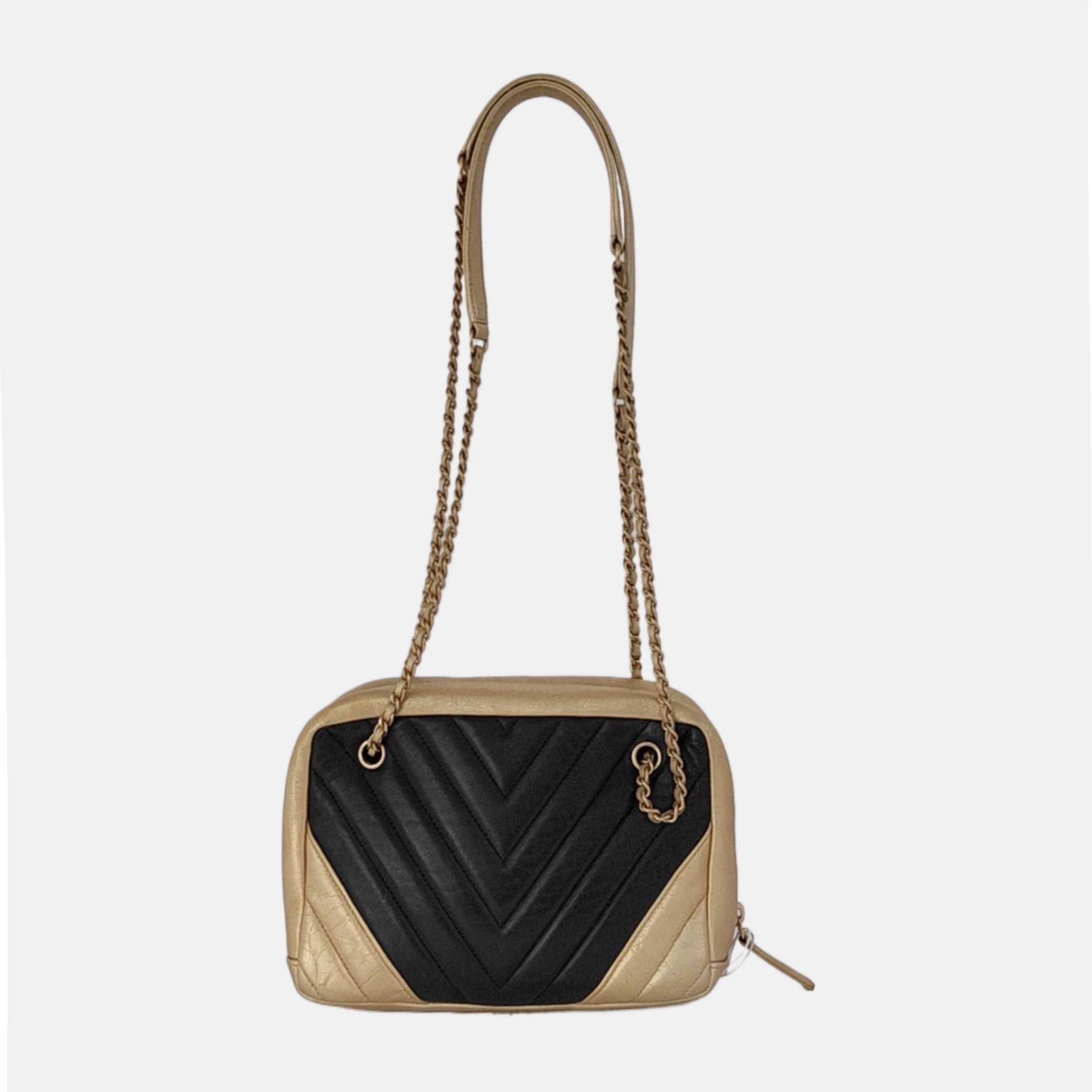 Chanel Camera Bag Chevron Stitching Black Gold Lambskin Leather Double Chain In Good Condition For Sale In AUBERVILLIERS, FR