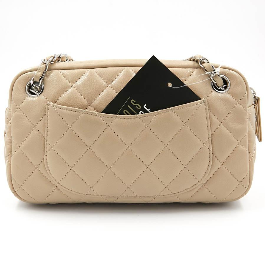 CHANEL camera bag in beige leather. The jewelry is in palladium metal. This Chanel Camera bag has two separate handles each measuring 64 cm, they are not sliding, therefore this bag is worn exclusively on the shoulder.
In very good condition. Made