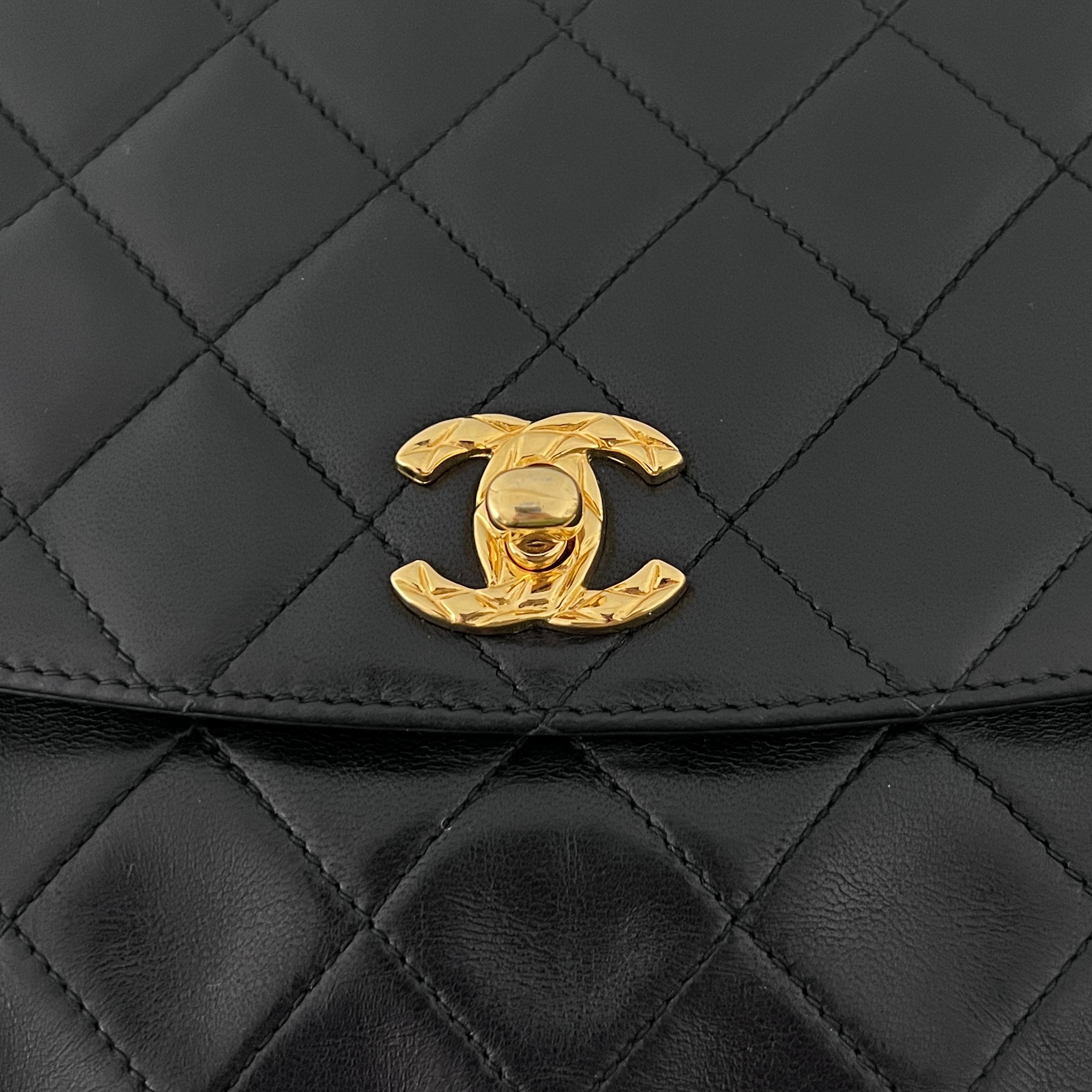 Chanel Kameratasche Gestepptes Lammfell Schwarz 1991-1994 im Angebot 6