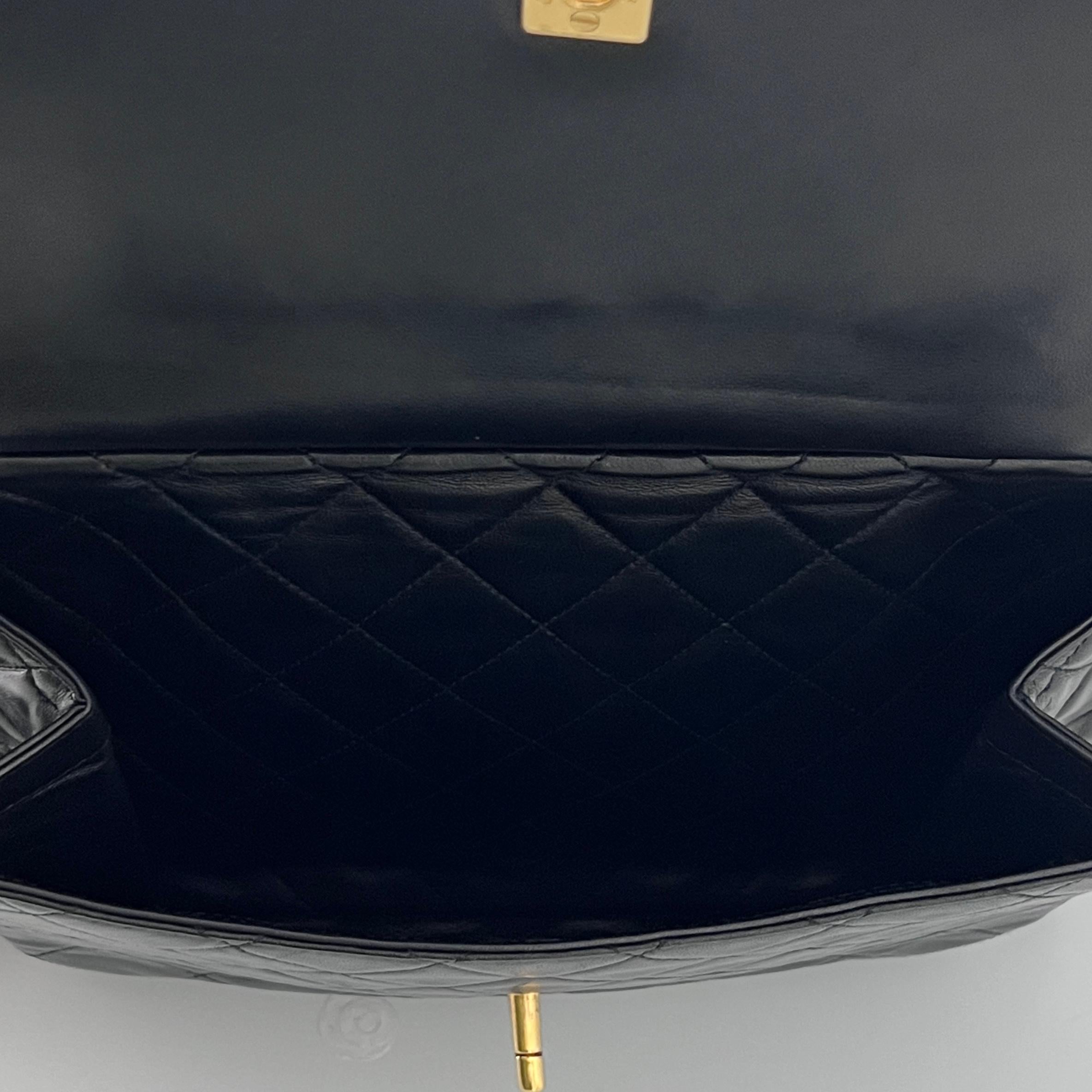 Chanel Kameratasche Gestepptes Lammfell Schwarz 1991-1994 im Angebot 7