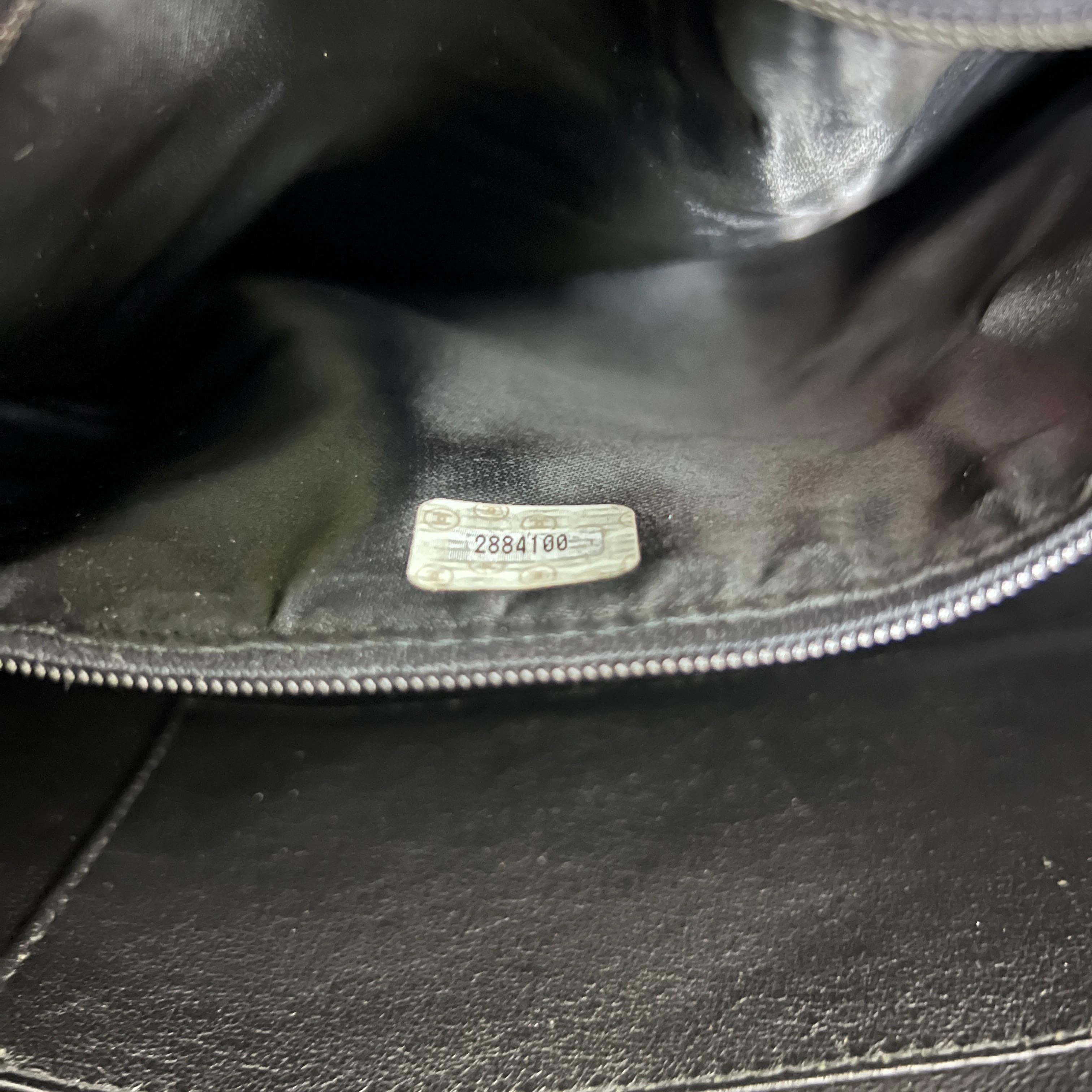 Chanel Kameratasche Gestepptes Lammfell Schwarz 1991-1994 im Angebot 8