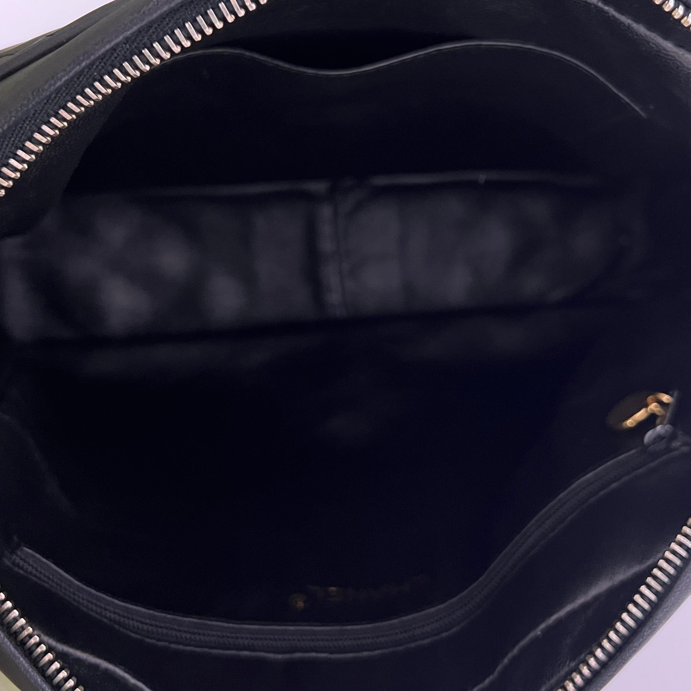 Chanel Kameratasche Gestepptes Lammfell Schwarz 1991-1994 im Angebot 9